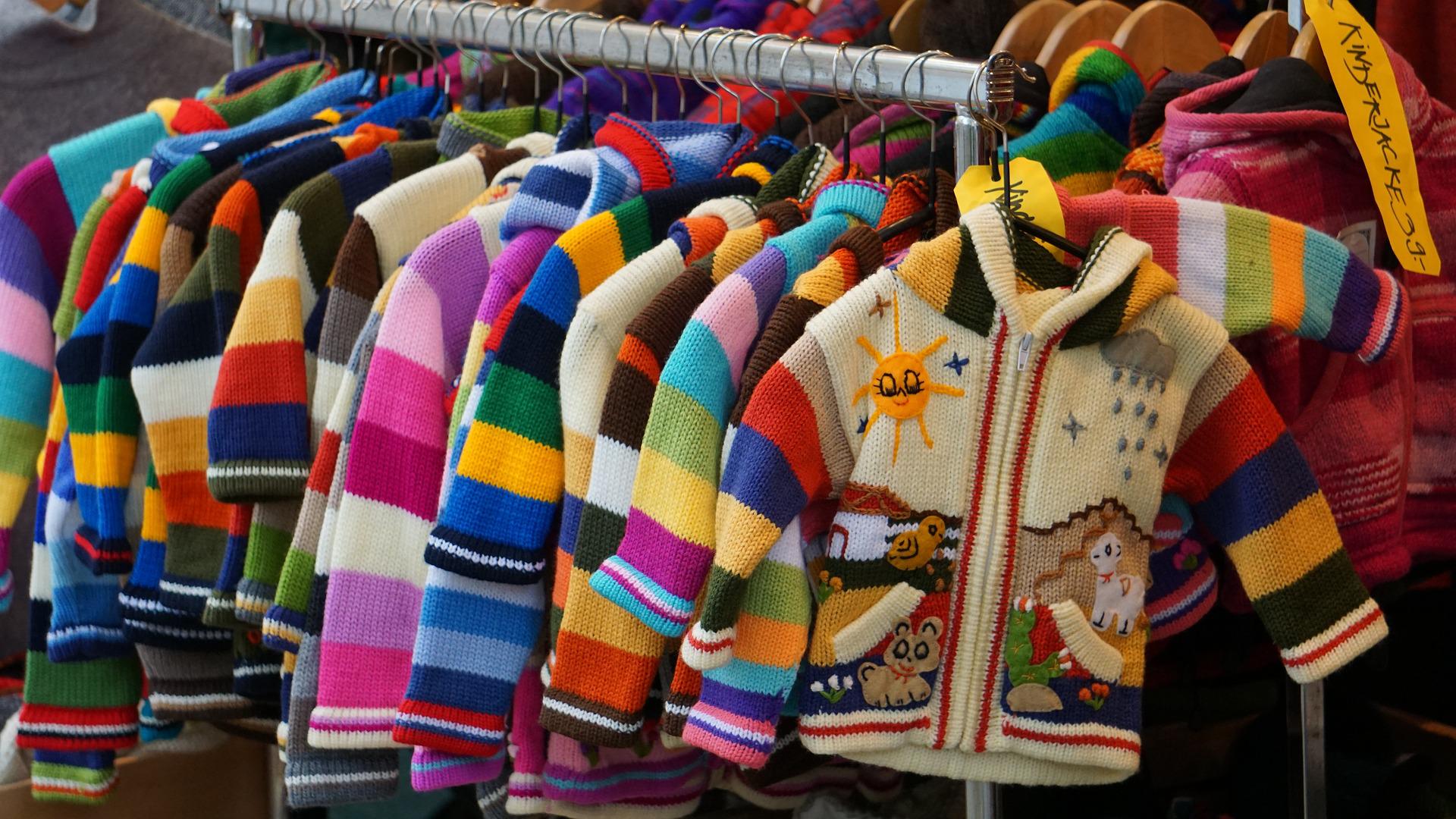 Das Bild zeigt Kinderkleidung.