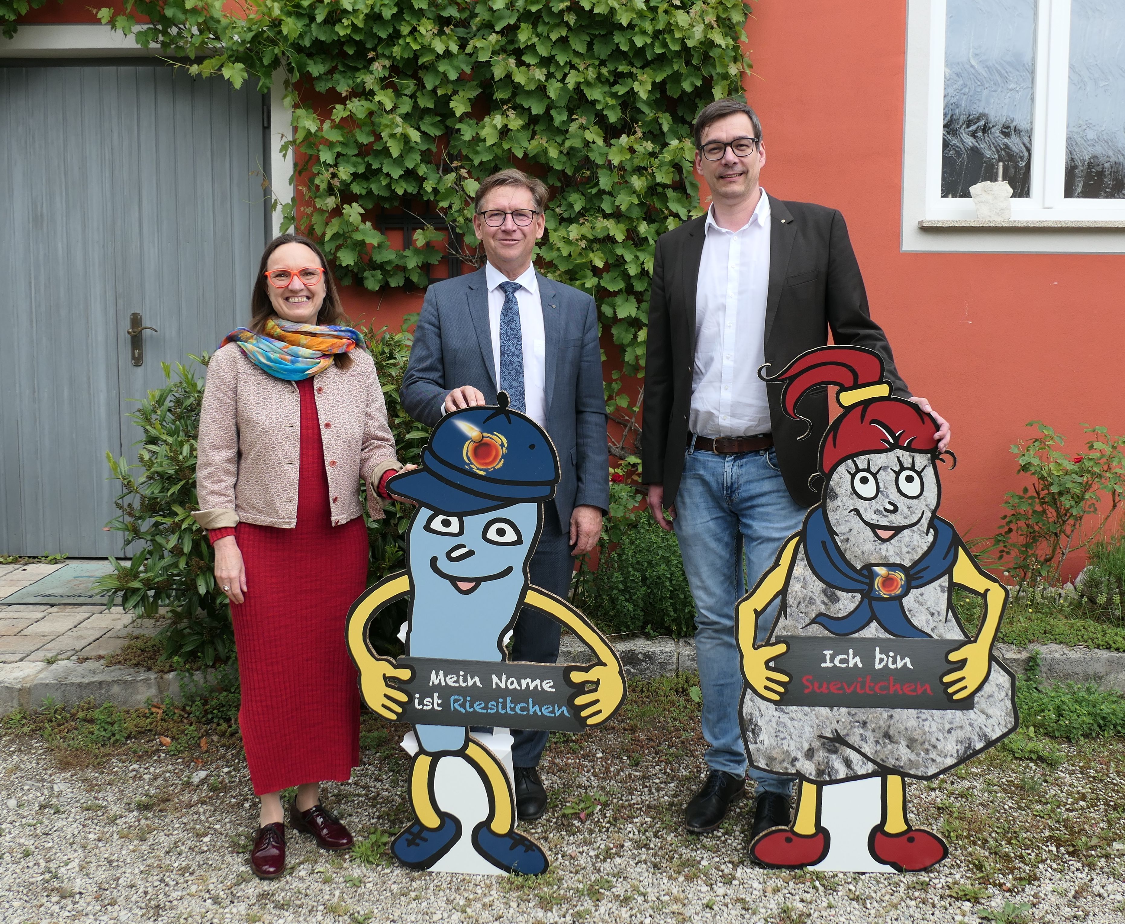 Das Bild zeigt v. l. n. r.: Heike Burkhardt (Geschäftsführerin Geopark Ries e. V.), Landrat Stefan Rößle (1. Vorsitzender Geopark Ries e. V.), Christian Düll (ehem. Präsident Rotary Club Nördlingen).