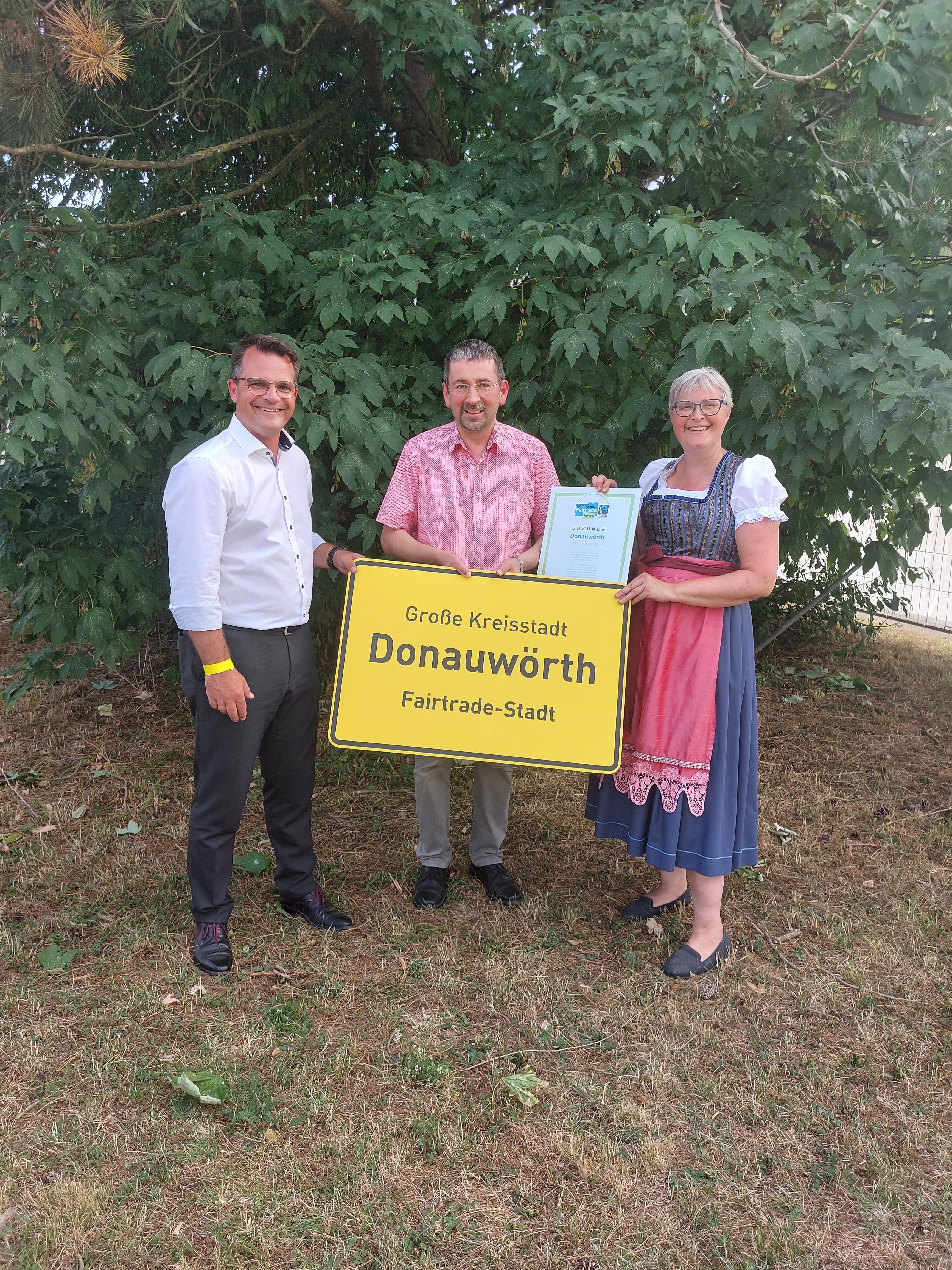 Das Bild zeigt von links nach rechts Oberbürgermeister Jürgen Sorré, Klaus Probst (stellvertretender Vorsitzender der Steuerungsgruppe Fairtrade in Donauwörth), Christiane Kickum (Leiterin Stadtmarketing, Stadt Donauwörth)