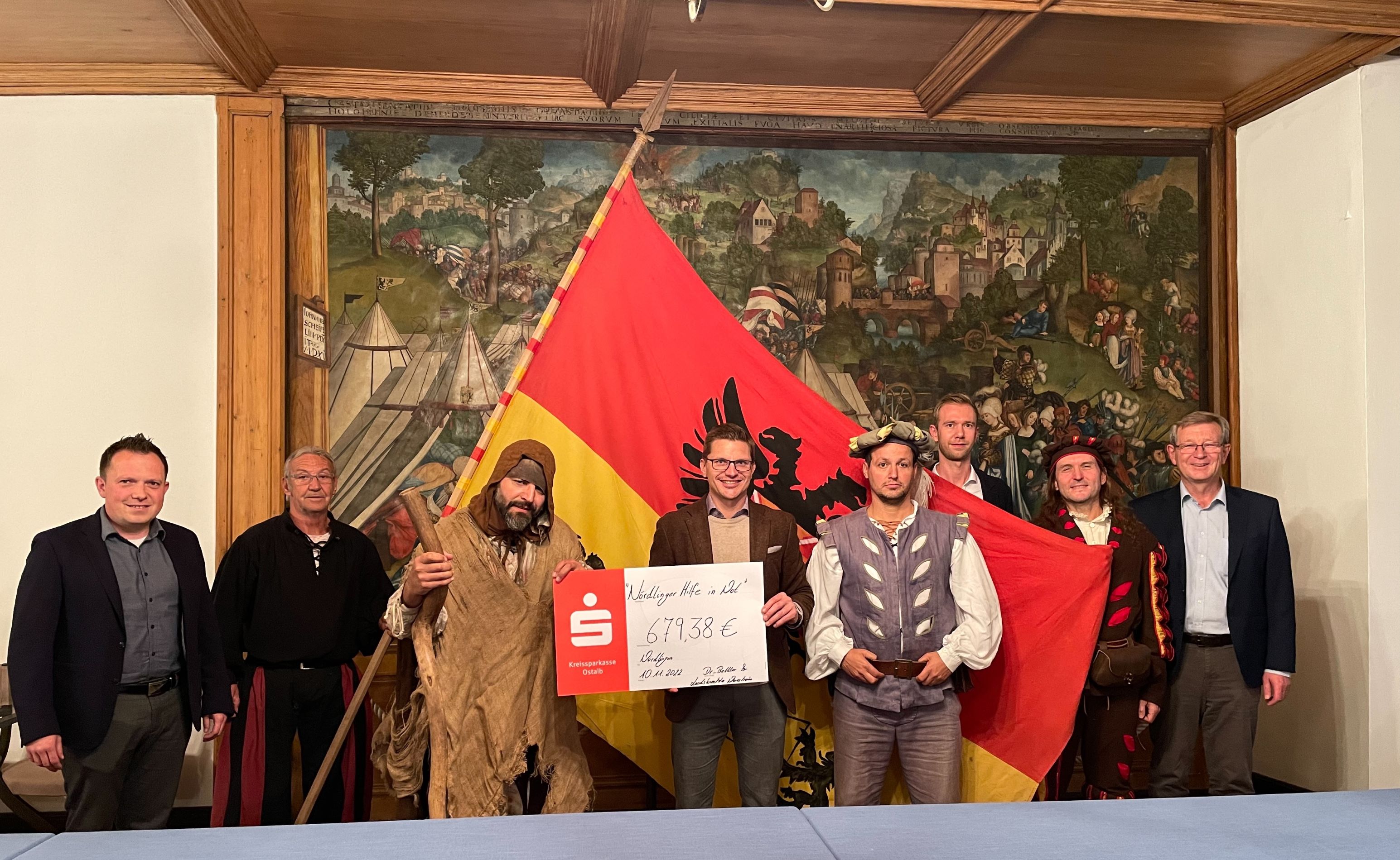 Der „Bettler“ aus den Reihen der Neresheimer Landsknechte brachte sich während des Stadtmauerfestes fleißig in das Festgeschehen ein und sammelte Spenden für die Stiftung „Nördlinger Hilfe in Not“.