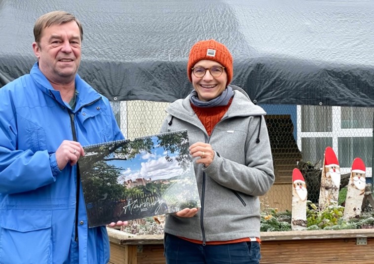 PWG Freie Wähler e.V. spenden Foto-Kalender der Diakonie in Harburg