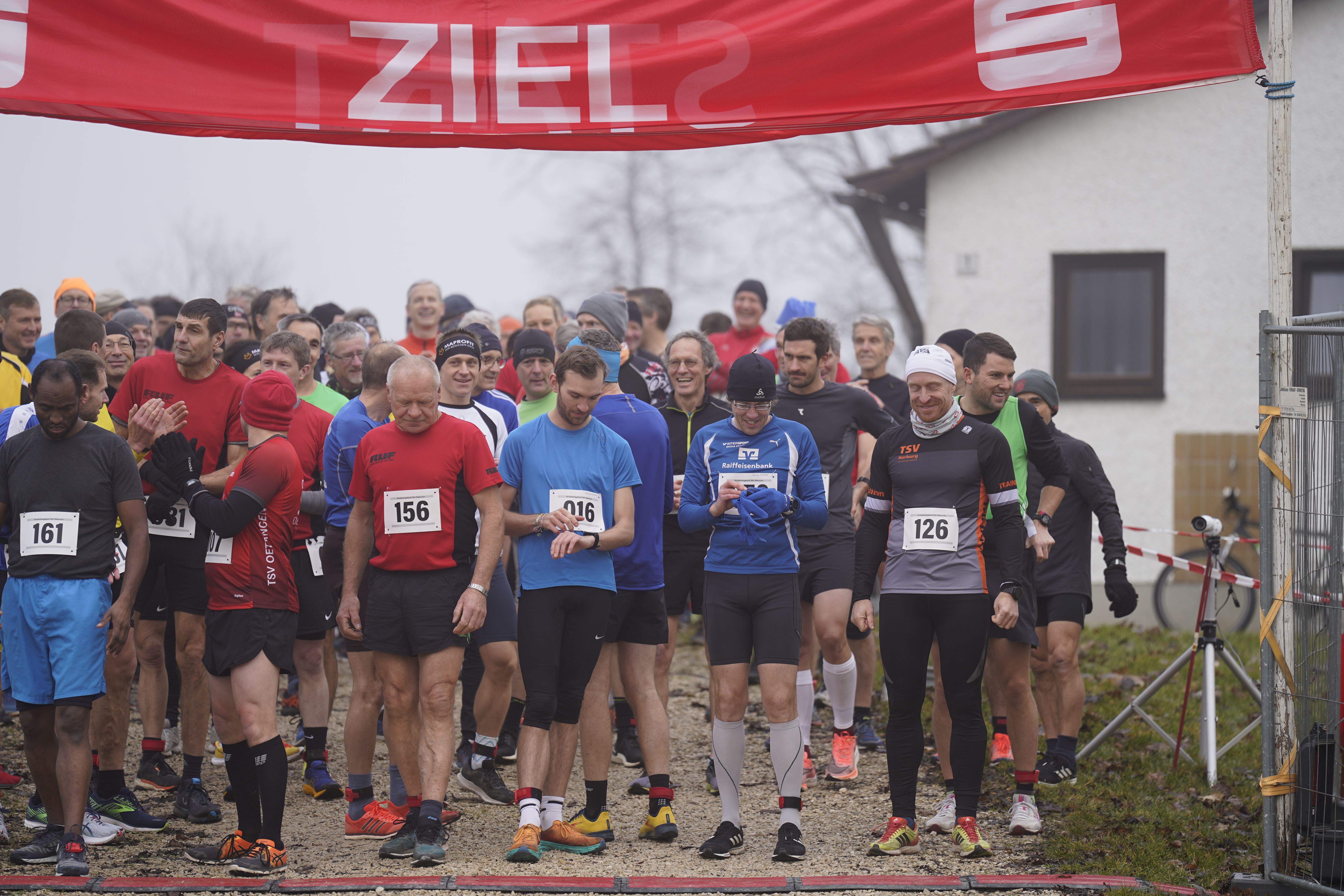 Die motivierten Läufer vor dem Start des Dreikönigslauf in Mauren.