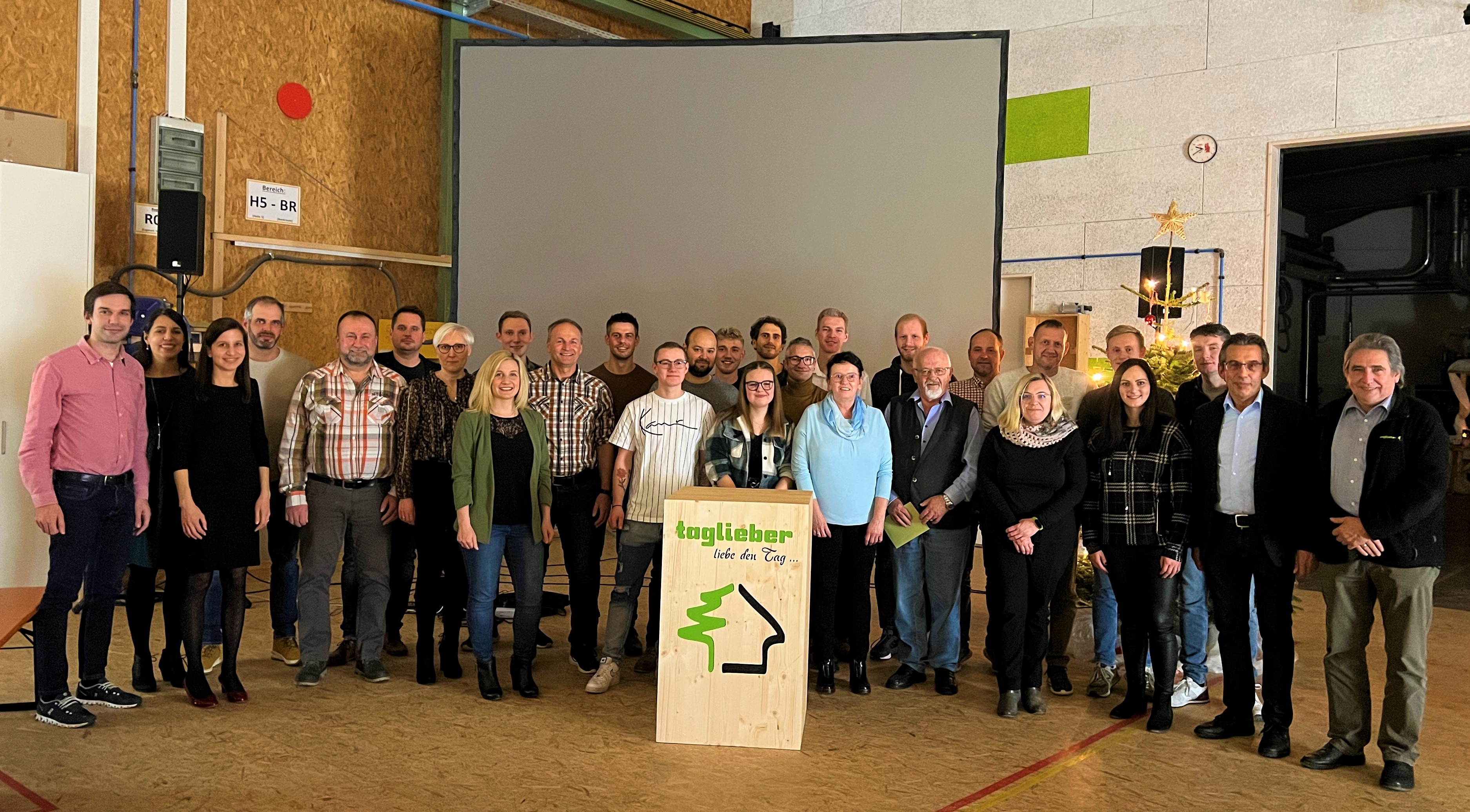 Auf dem Bild zu sehen (von links): Stefan Taglieber, Christine Manz, Franziska Taglieber, Stefan Eireiner, Stefan Beck, Cornelius Manz, Sabine Christ, Stefan Rosenwirth, Christina Wimmer, Klaus Beck, Maximilian Roder, Andreas Haußner, Philipp Stimpfle, Leon Hornung, Anna John, Stefano Maiutto, Rosario Lombardo, Jona Grimm, Karin Förg, Richard Burger, Florian Uhl, Roland Walter, Marianne Reiter, Andreas Auer, David Riedel, Anna Schwab, Volker Reichert, Erwin Taglieber, Alfred Taglieber.