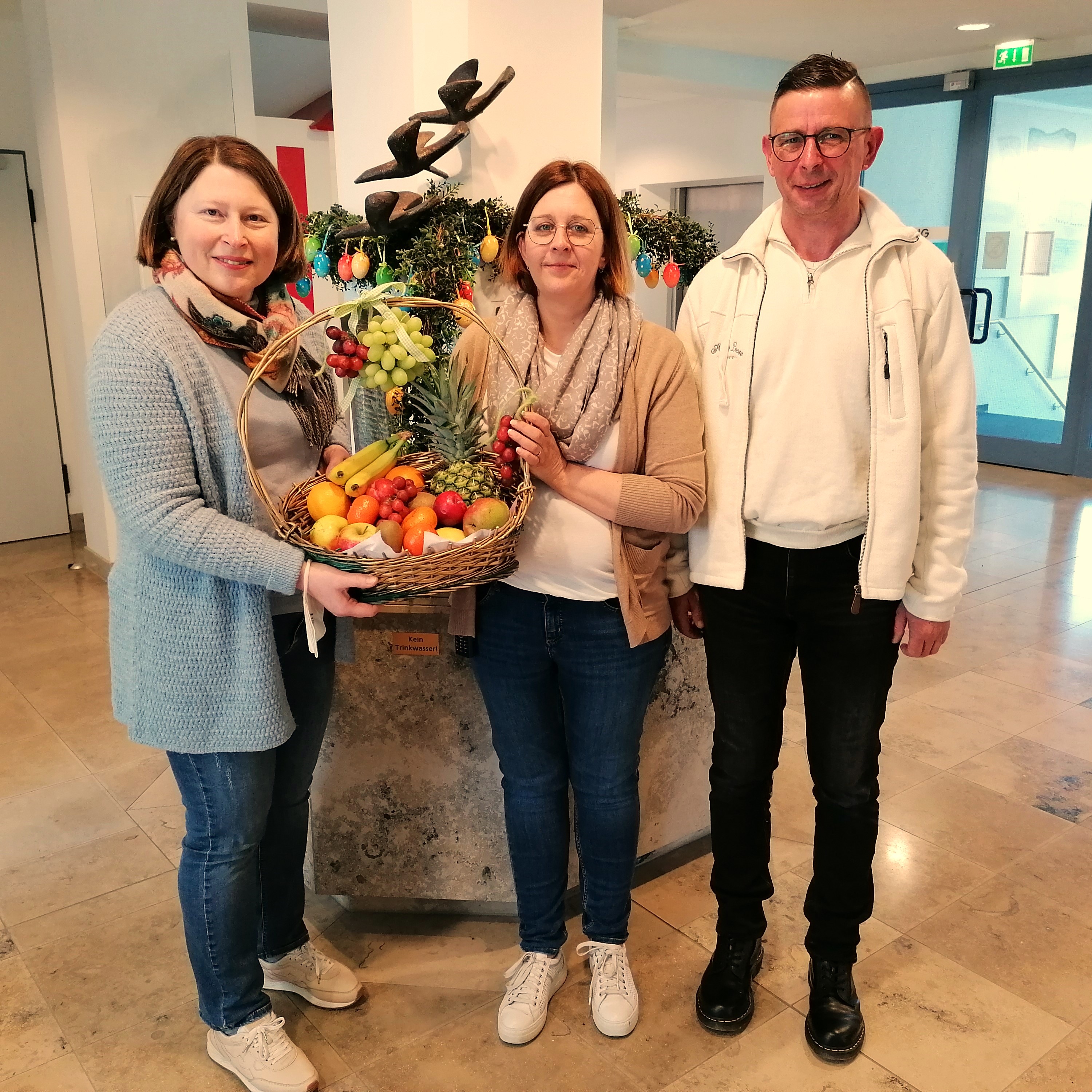 Pünktlich an Gründonnerstag überreichte die Ortsvorsitzende der CSU Rain, Claudia Marb, gemeinsam mit Hubert Ziegelmaier einen gesunden, bunten Obstkorb an alle Pflegekräfte des Seniorenheimes Rain.