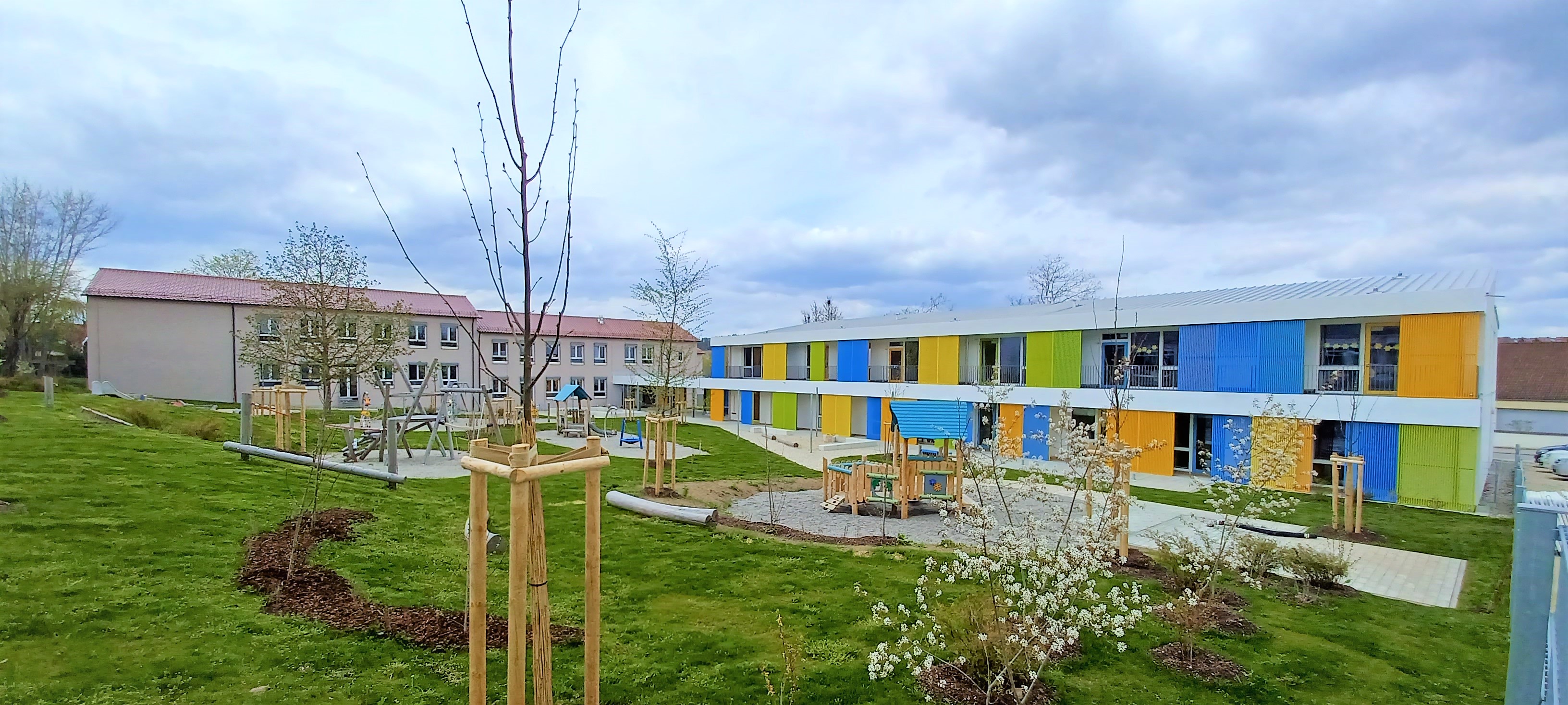 Die Städtische Kindertagesstätte Monheim - links im Bild ist der Altbau zu sehen, rechts der Neubau.
