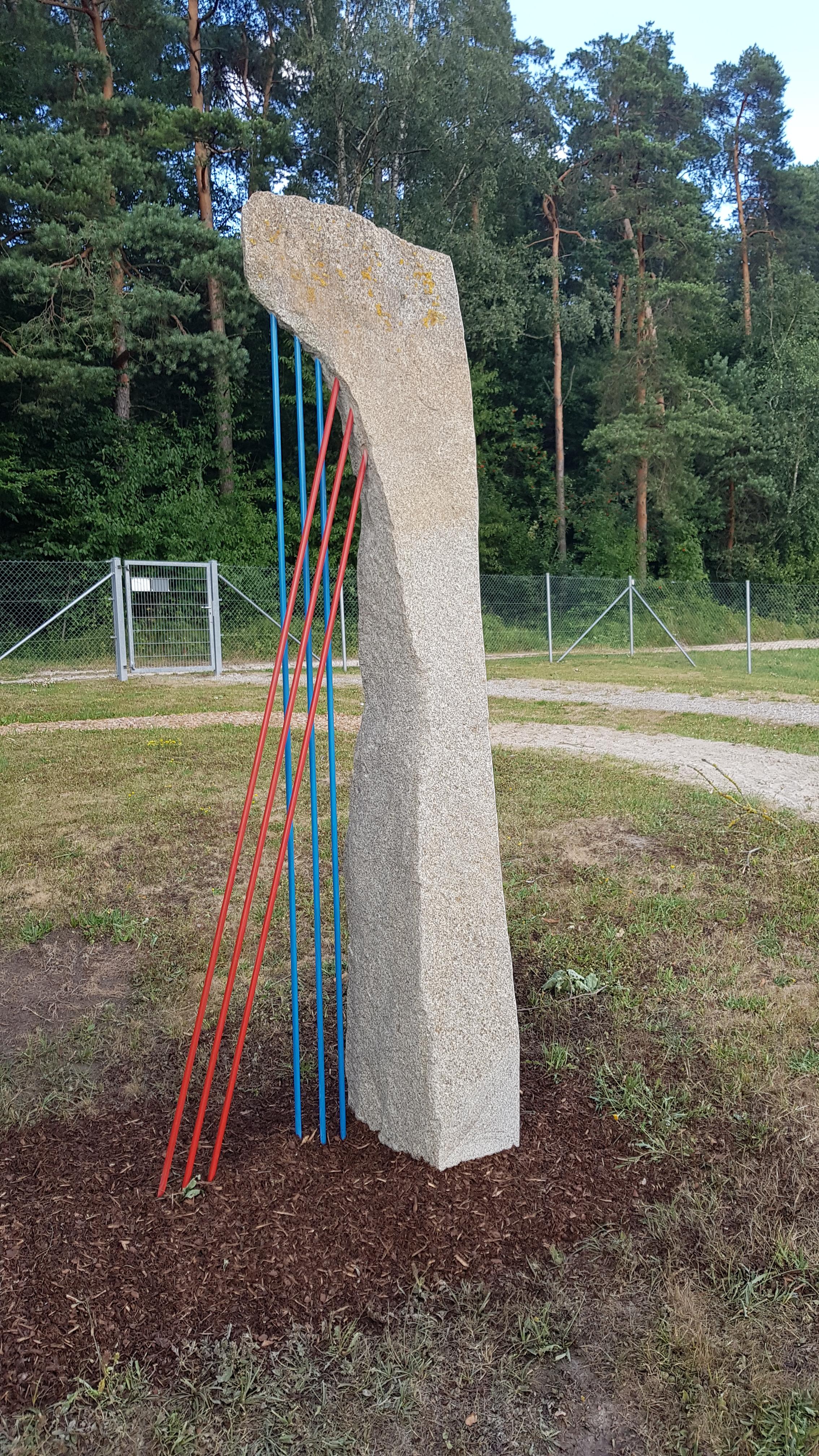 Das Bild zeigt die Steinharfe von Helmuth Hampel an der Monheimer Kneipanlage.