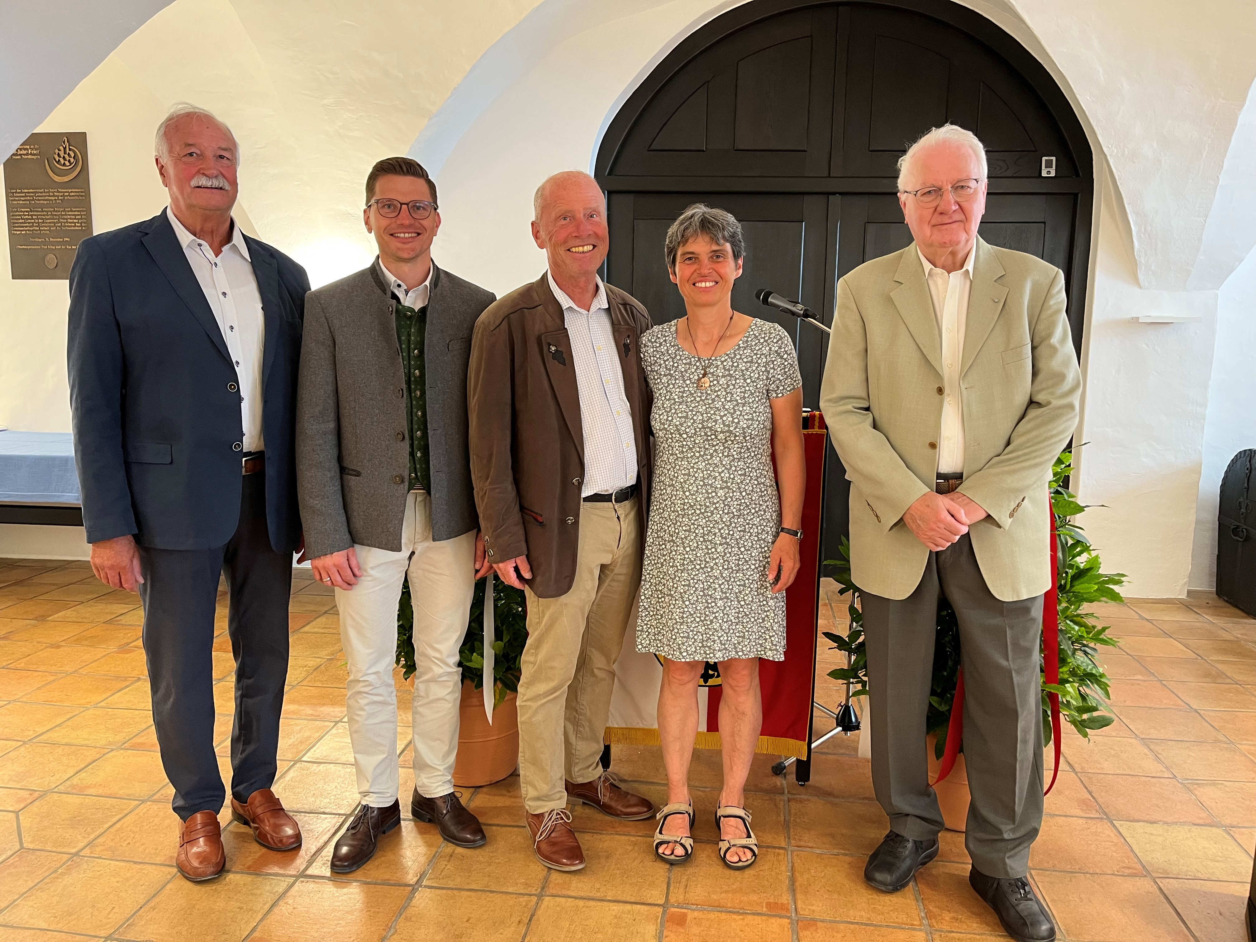 Oberbürgermeister David Wittner verabschiedet gemeinsam mit den Alt-Oberbürgermeistern Paul Kling und Hermann Faul nach 45-jähriger Tätigkeit für die Stadtverwaltung Rudi Scherer (Mitte, mit Frau Heike) in die Freizeitphase seiner Altersteilzeit.