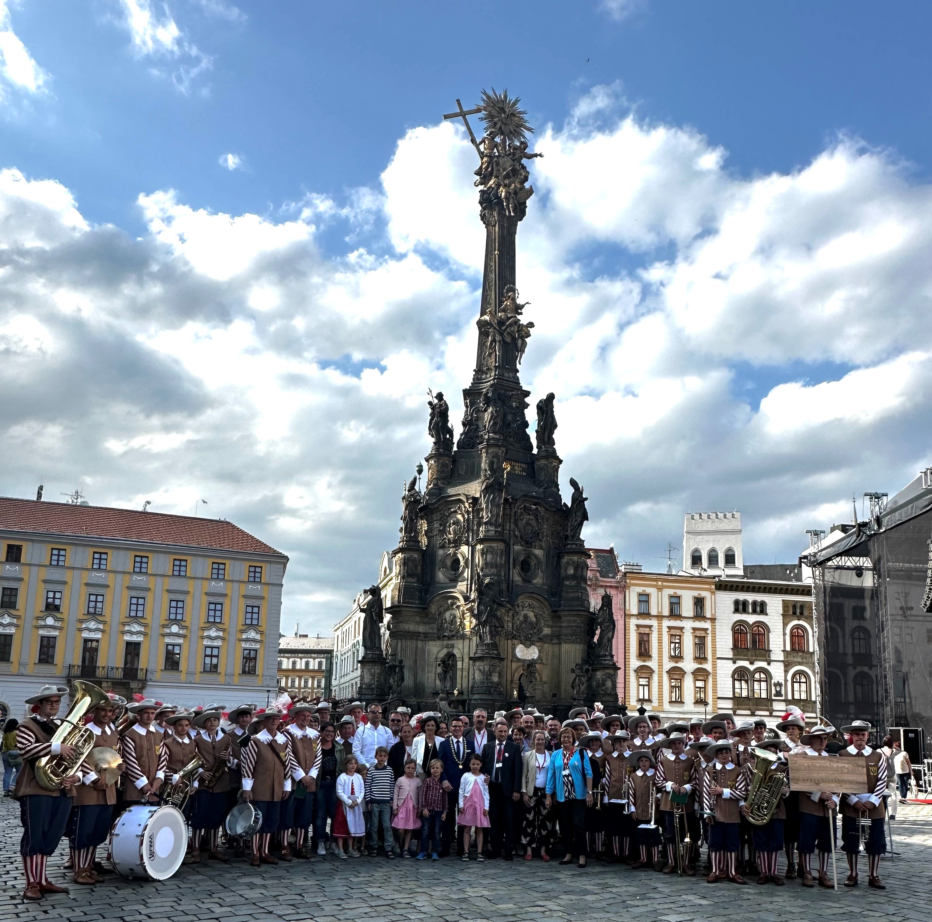 Die offizielle Delegation, angeführt von Oberbürgermeister David Wittner mit der Knabenkapelle Nördlingen vor der Dreifaltigkeitssäule (UNESCO-Weltkulturerbe) auf dem Marktplatz der Partnerstadt Olomouc.
