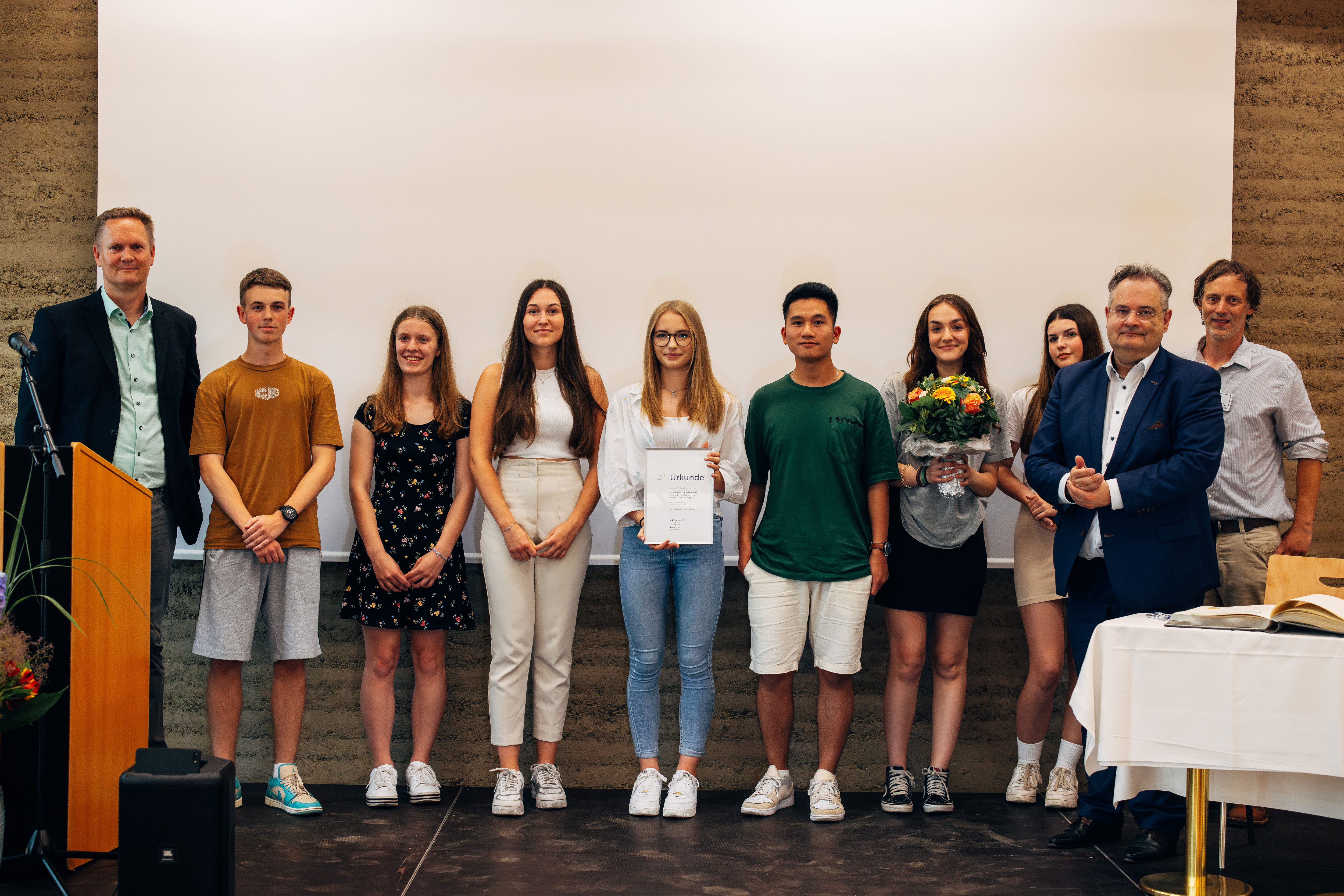 Die Schülerinnen und Schüler des AK Klimaschutz am Johann-Michael-Sailer- Gymnasium Dillingen. Die Urkunde  überreichte der stellvertretende Bezirkstags- präsident Edgar Rölz (2. v. r.).