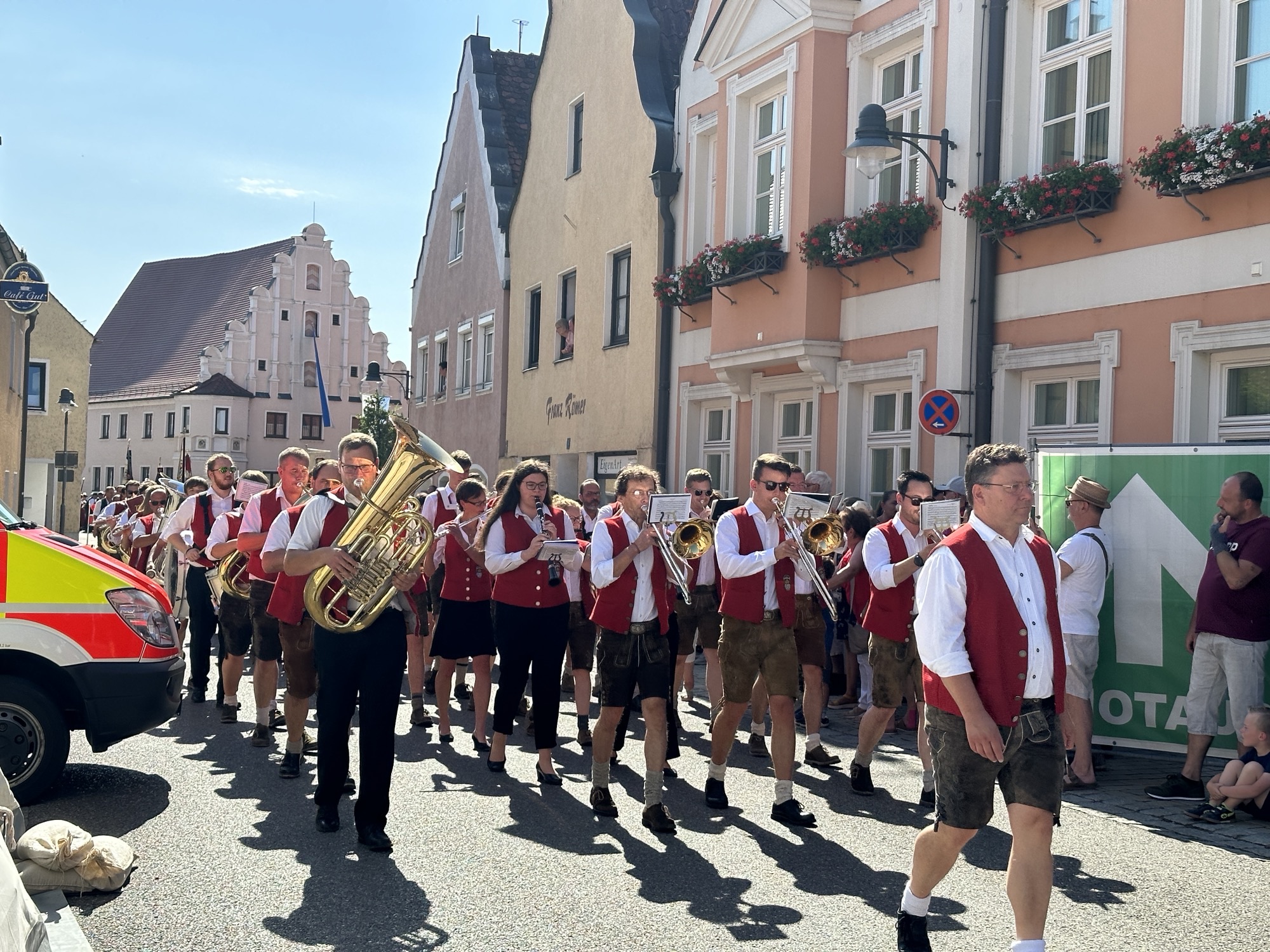 Umzug zu beginn des Stadtfest