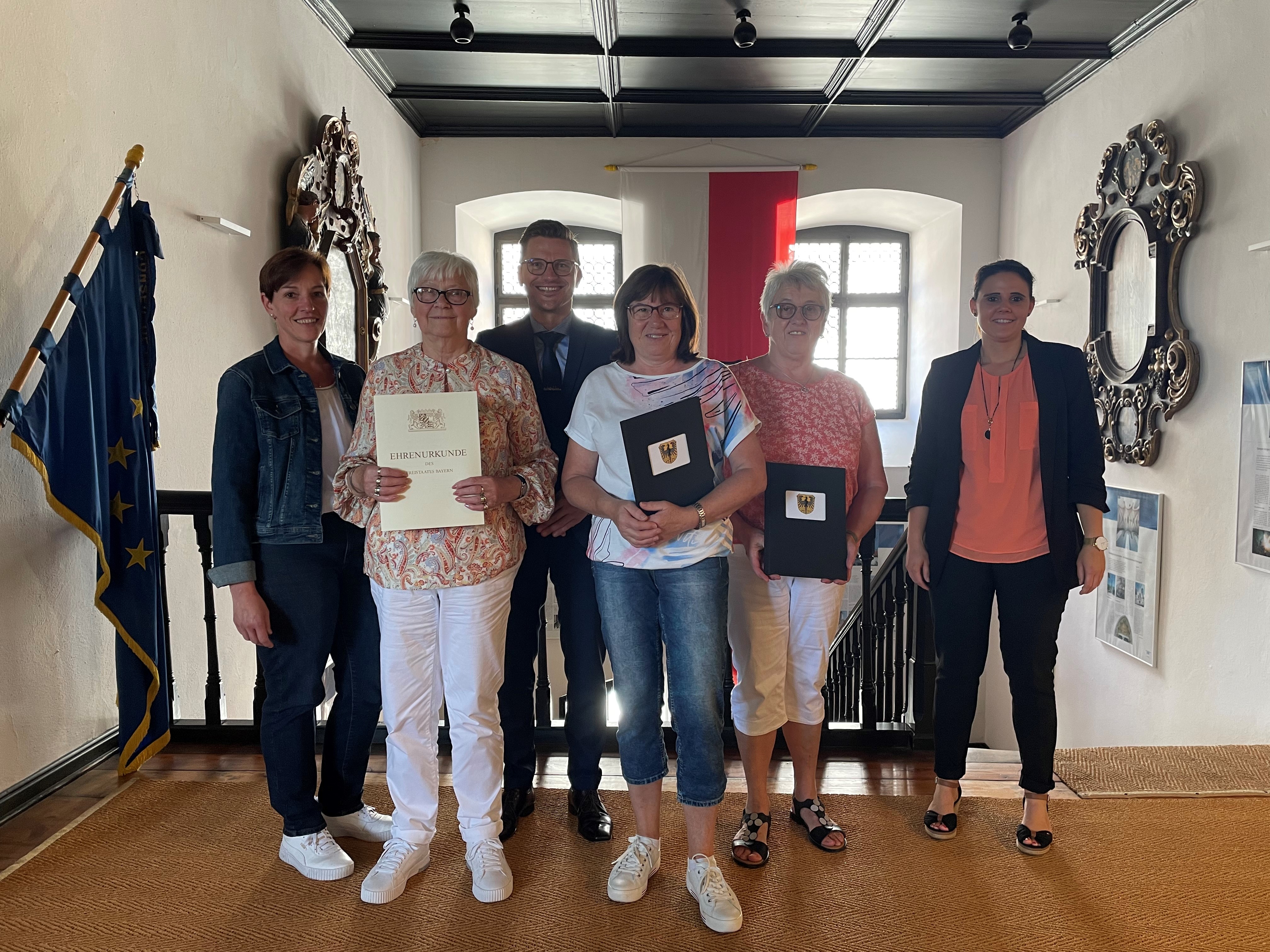 V.l.: Simone Leidel (Sachgebiet Liegenschaften, Schulen, Sport), Anietta Thum, Oberbürgermeister David Wittner, Gerda Hopf, Hannelore Kern und Hauptamtsleiterin Michaela Kleebauer.