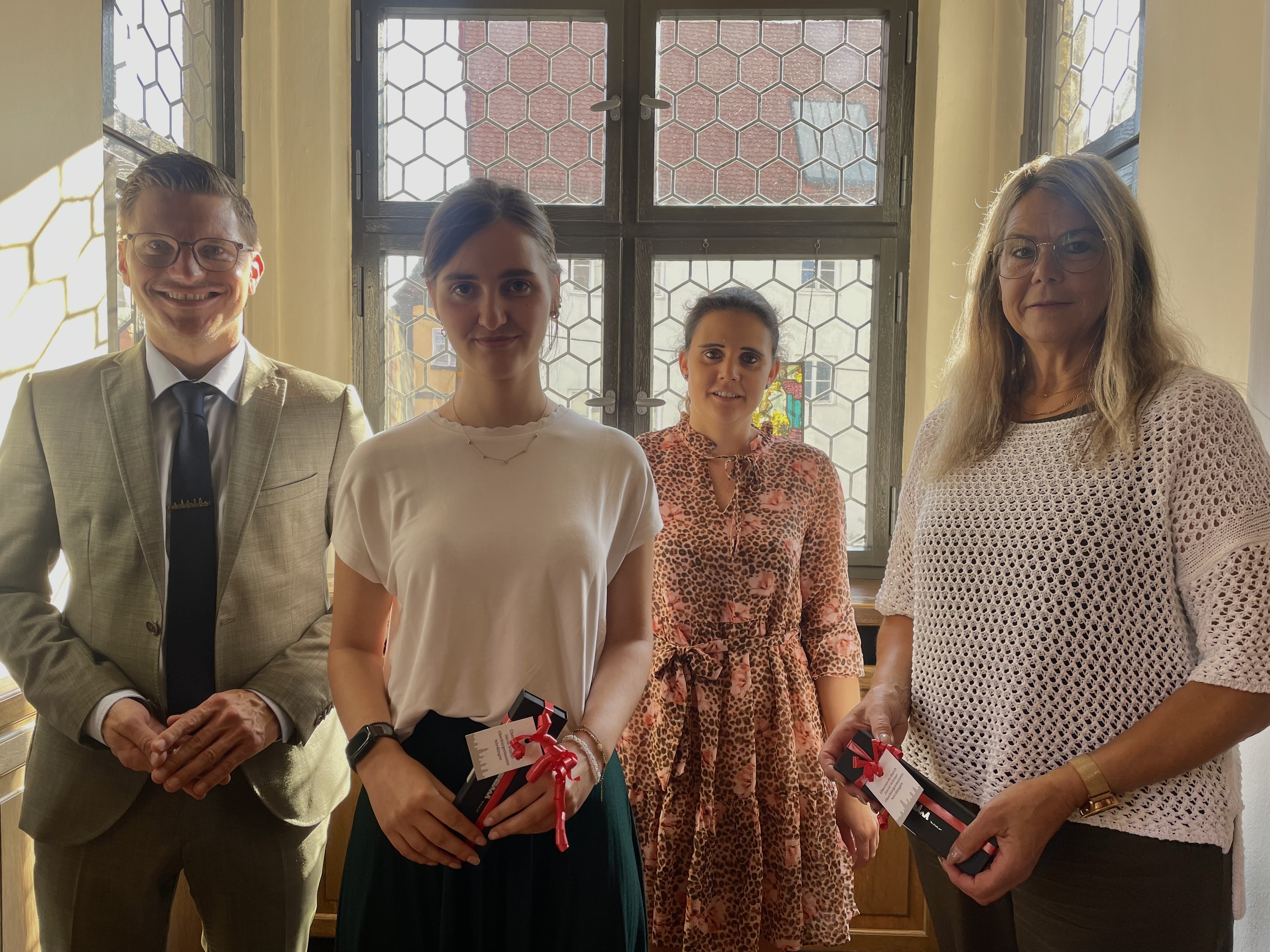 Oberbürgermeister David Wittner und Hauptamtsleiterin Michaela Kleebauer gratulierten Letizia Schick (links) und Doris Beck (rechts) zur jeweils erfolgreich bestandenen Prüfung.