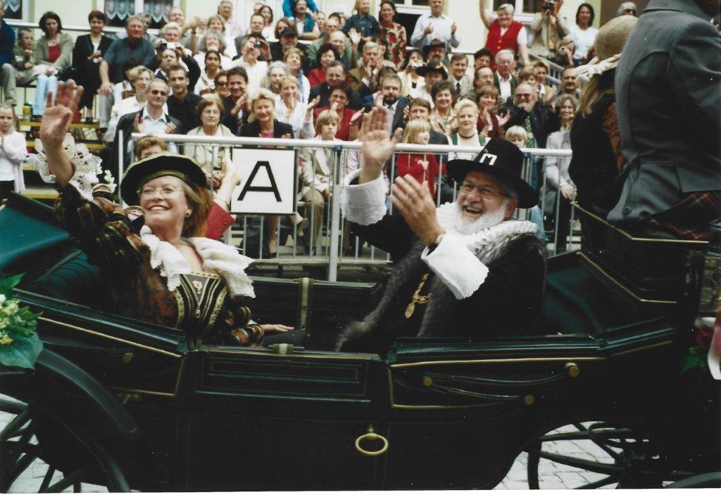 Paul Kling mit seiner Frau Helmi in der Kutsche beim historischen Festumzug des Nördlinger Stadtmauerfestes.