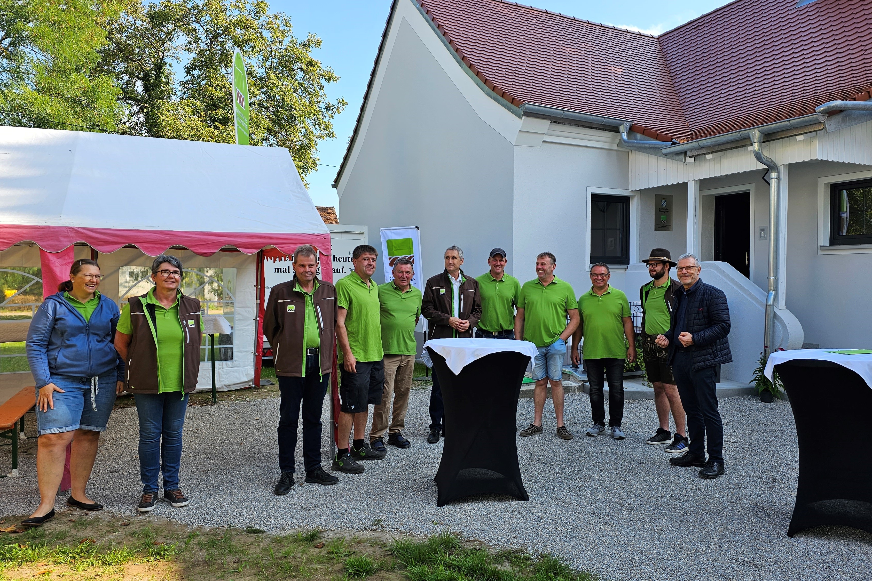 Belegschaft Versuchsstation Neuhof mit Geschäftsführer Anton Dippold und Staatsgutleiter Dr. Ewald Sticksel