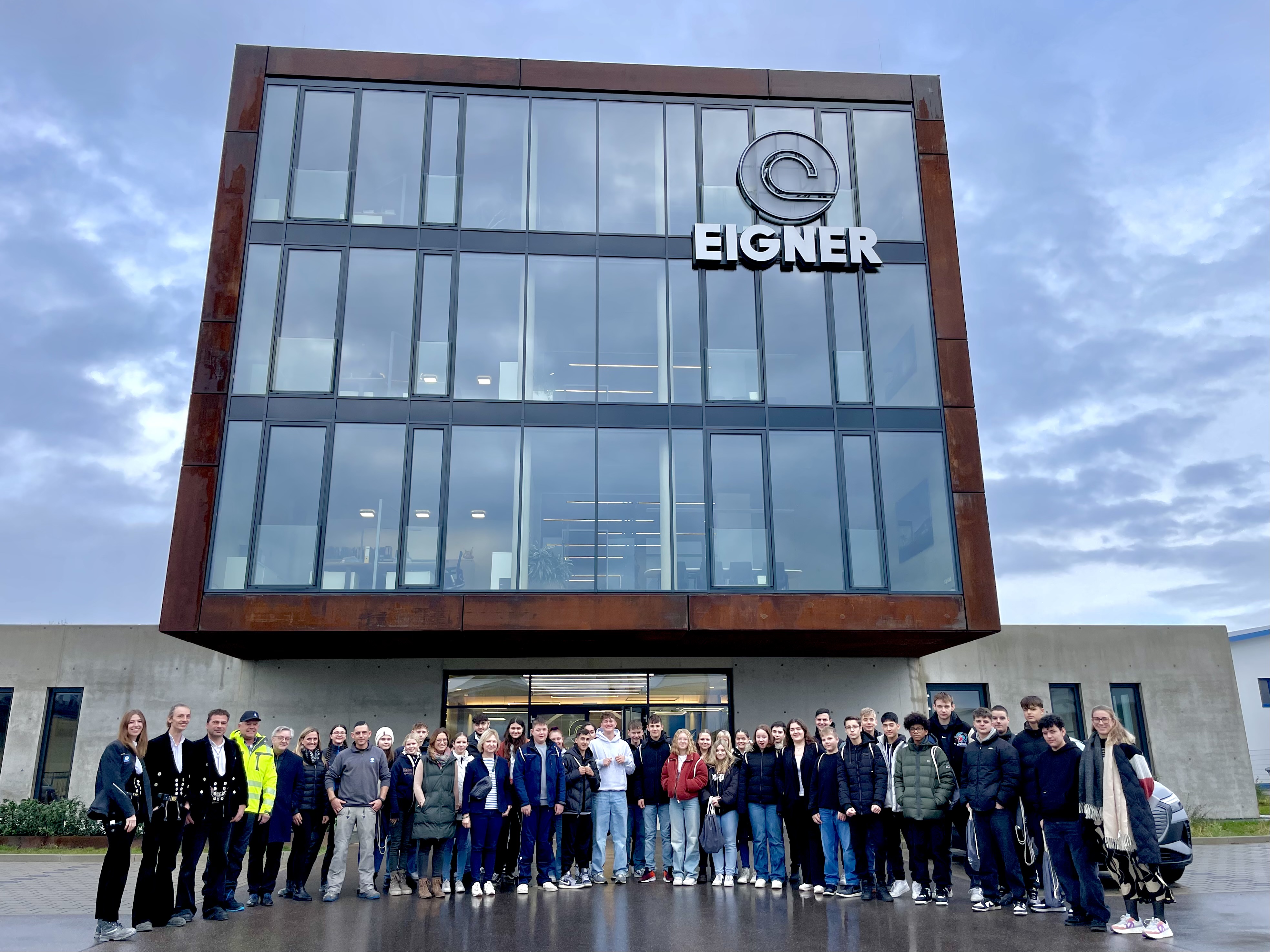 Das Bild zeigt die Wirtschaftsschule Nördlingen zu Besuch bei Eigner Bau.