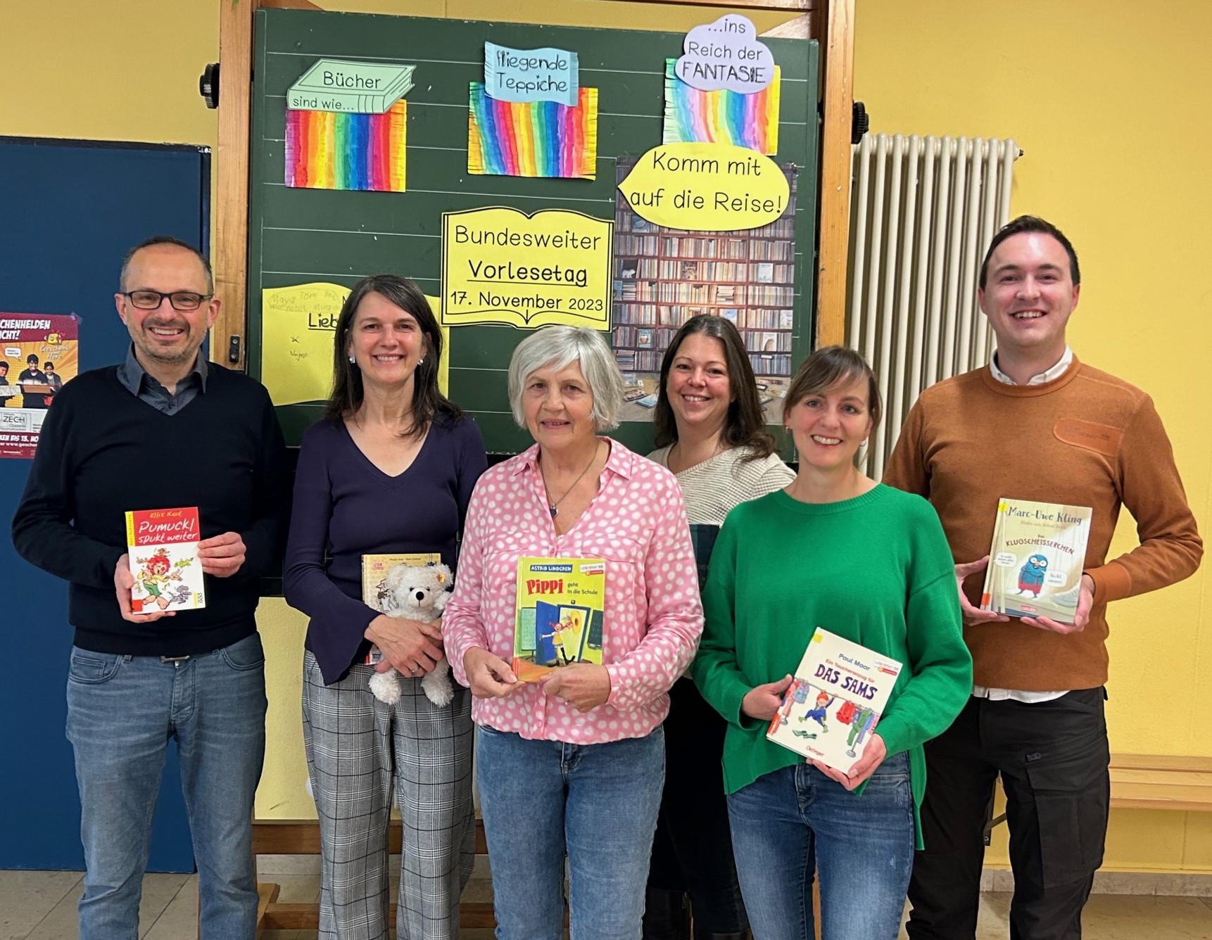 Das Vorleseteam von links nach rechts: Dr. Drexler, Frau Mugratsch, Frau Karsten, Frau Ostermeier, Frau Hertle, Herr Bumba Auf dem Bild fehlen: Frau Löfflad und Frau Weidenauer