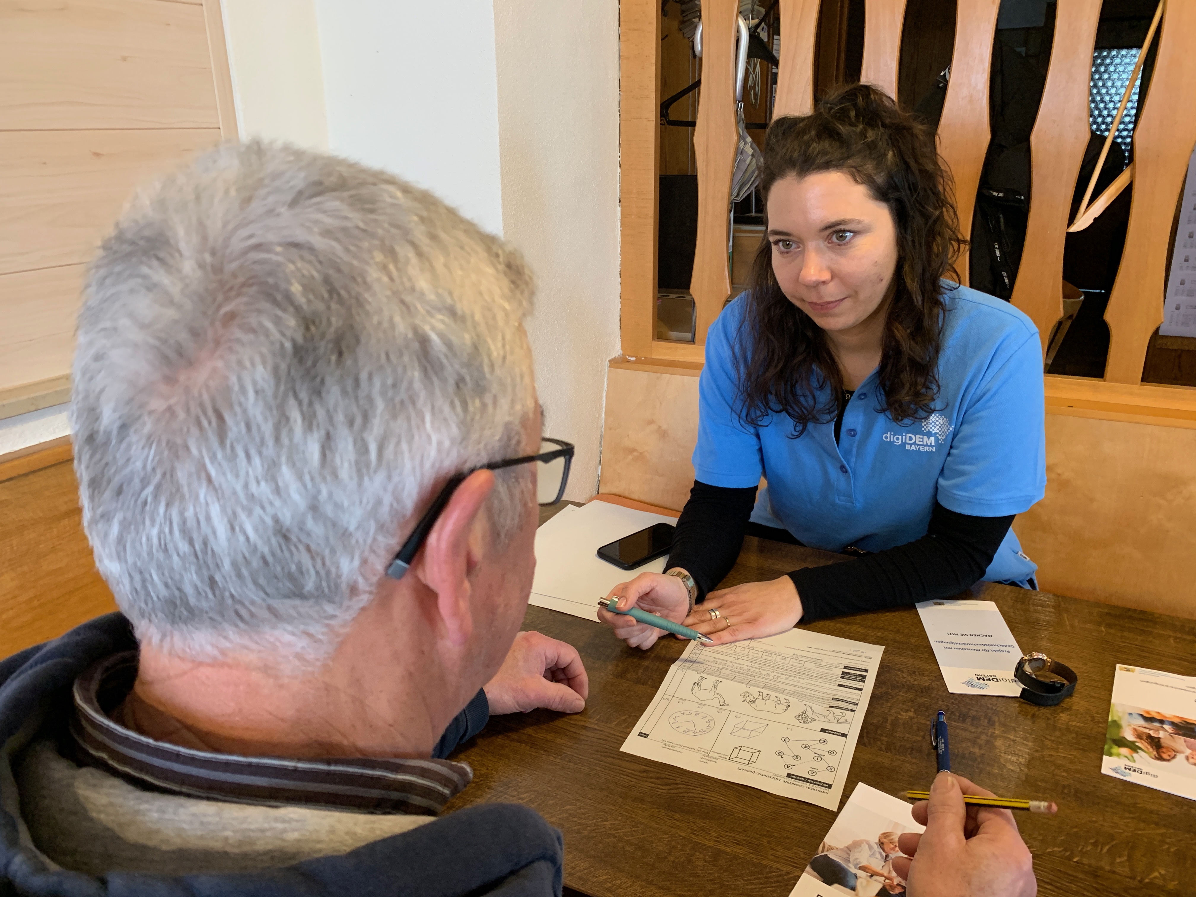 Lisa Laininger, wissenschaftliche Mitarbeiterin im Projekt digiDEM Bayern, bei einem Demenz-Screeningtest.