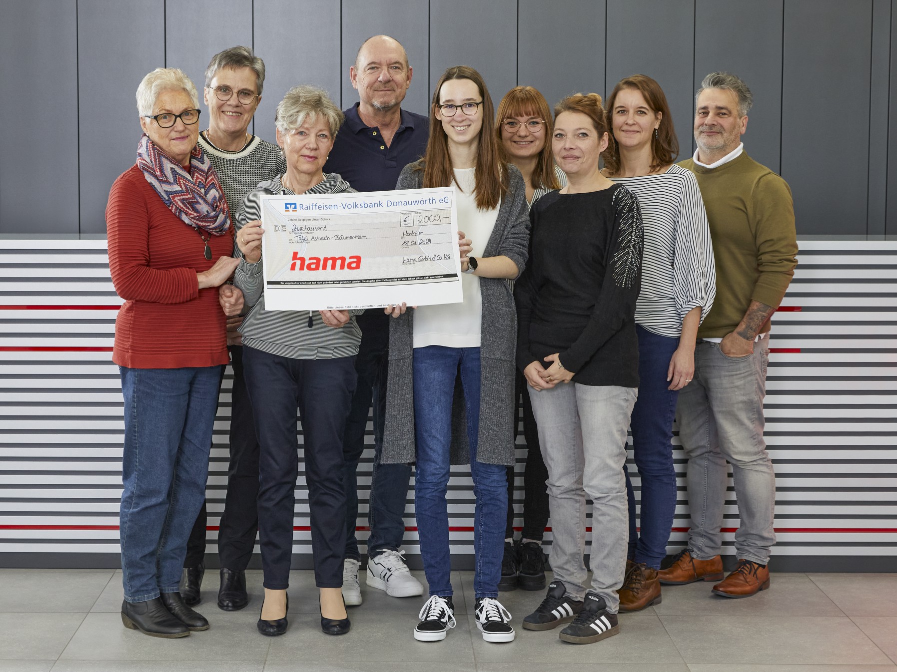 Einen Scheck über 2000 Euro konnten Vertreter von Hama kürzlich an die Tafel Asbach-Bäumenheim überreichen.