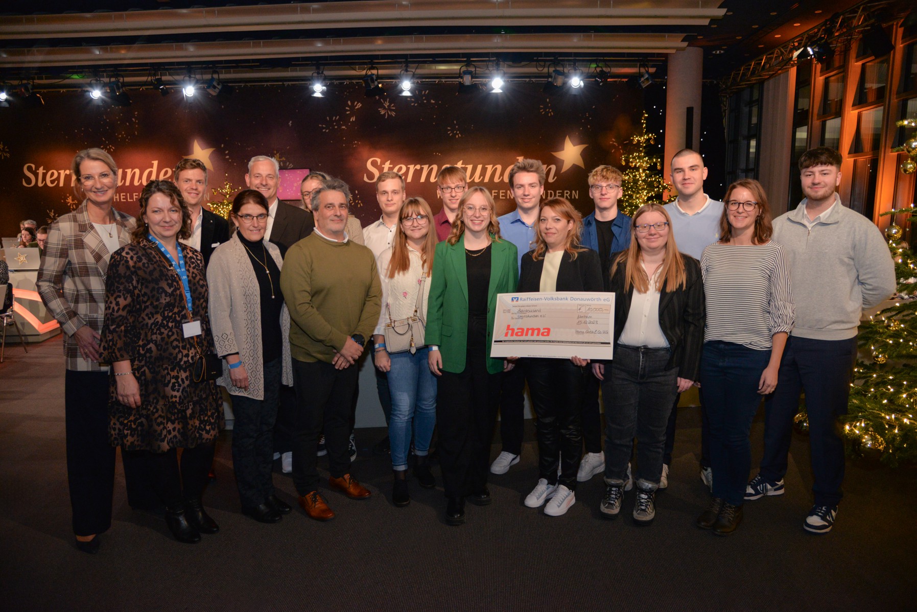 Marianne Lüddeckens und Angelika Martinetz vom Bayerischen Rundfunk (links), Fotocrasher und Schauspieler Ferdinand Hofer sowie 15 Mitarbeiterinnen und Mitarbeiter von Hama.