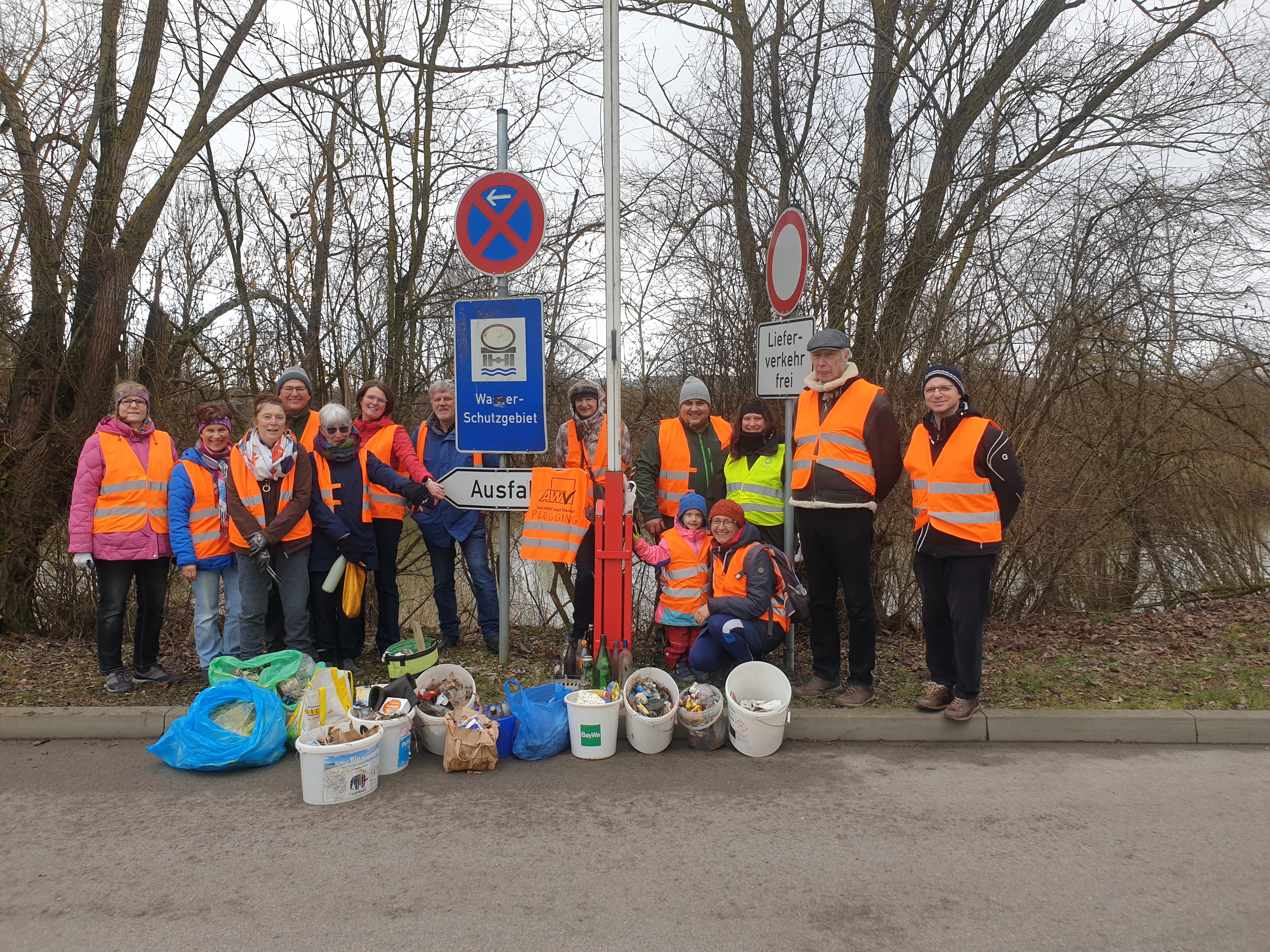 Die Plogging Gruppe sammelt Müll