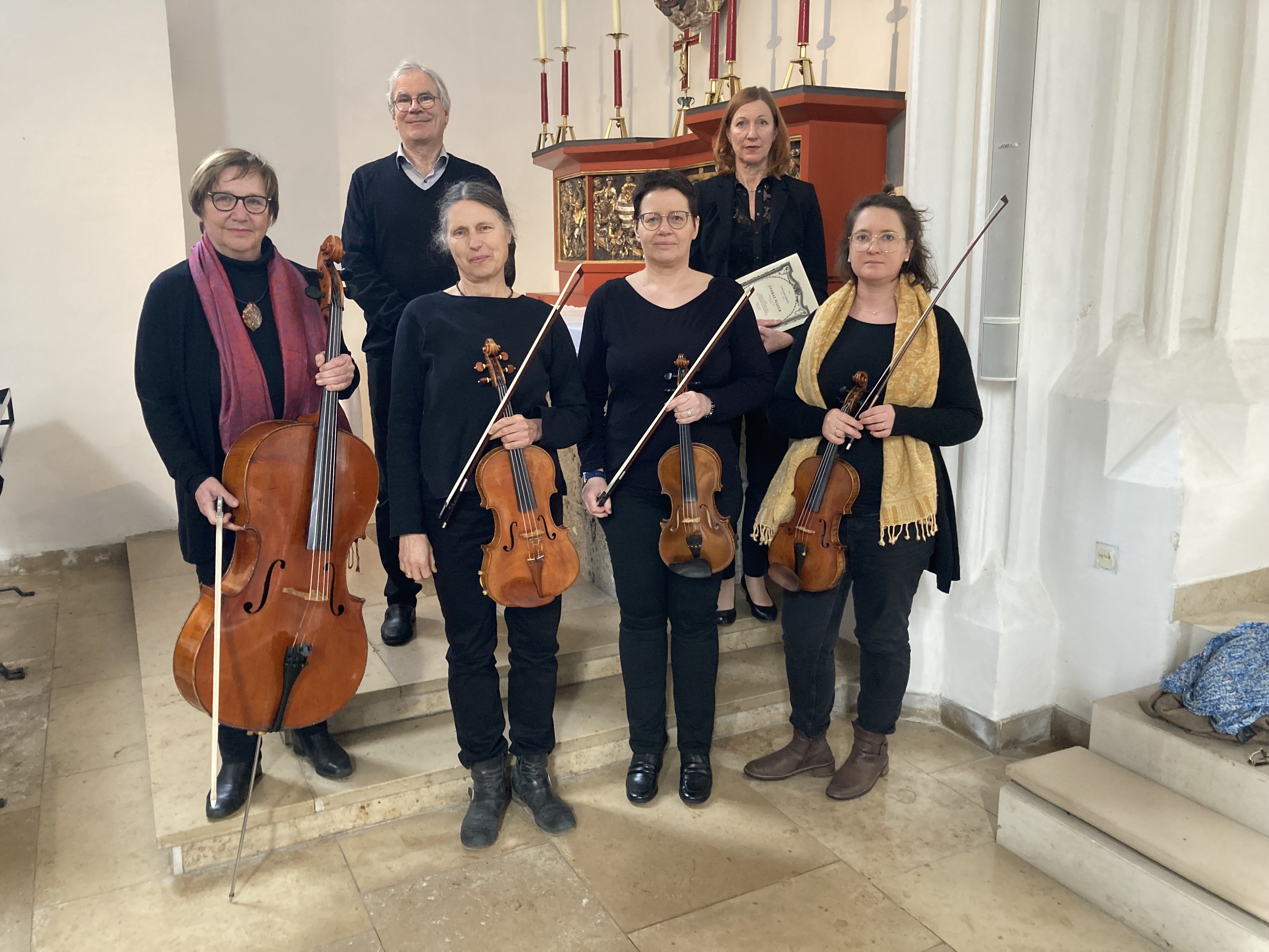 Hier sieht man die Musiker und Musikerinnen des Kirchenkonzerts Stabat Mater von Luigi Boccherini.