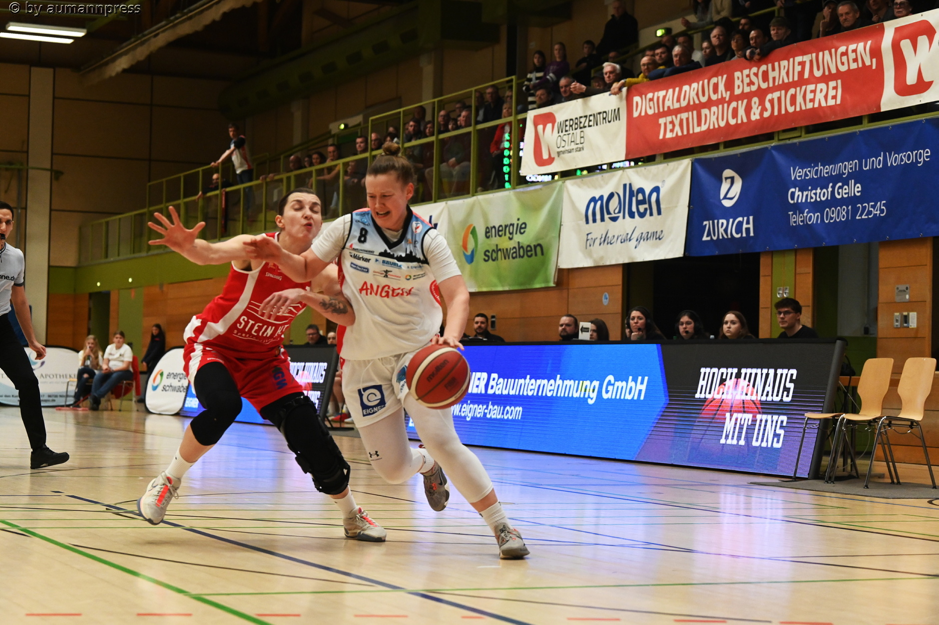 Hier versucht Nördlingens Roosa Lehtoranta (rechts) zum Korb zu ziehen.