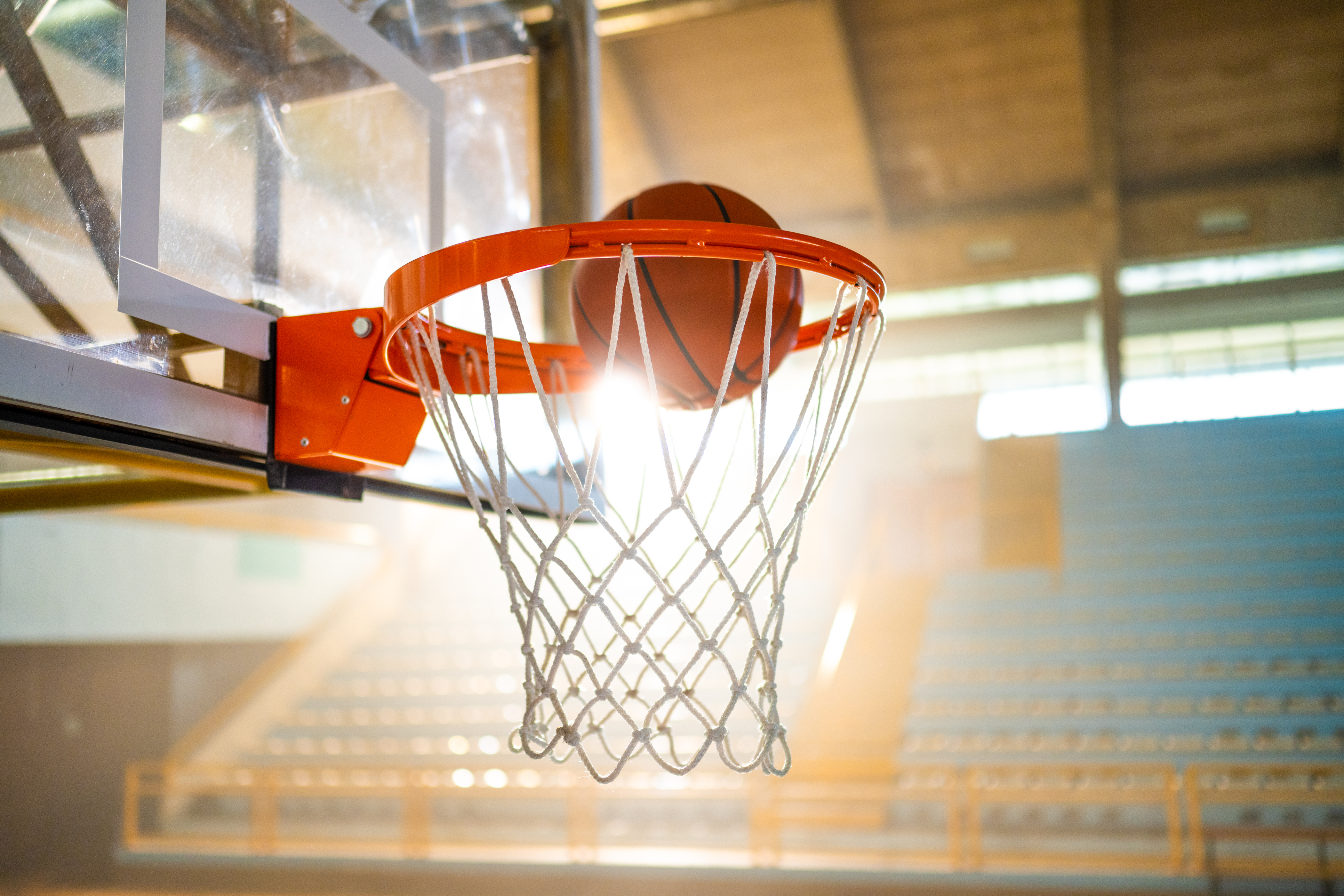 Das Bild zeigt einen Basketballkorb.
