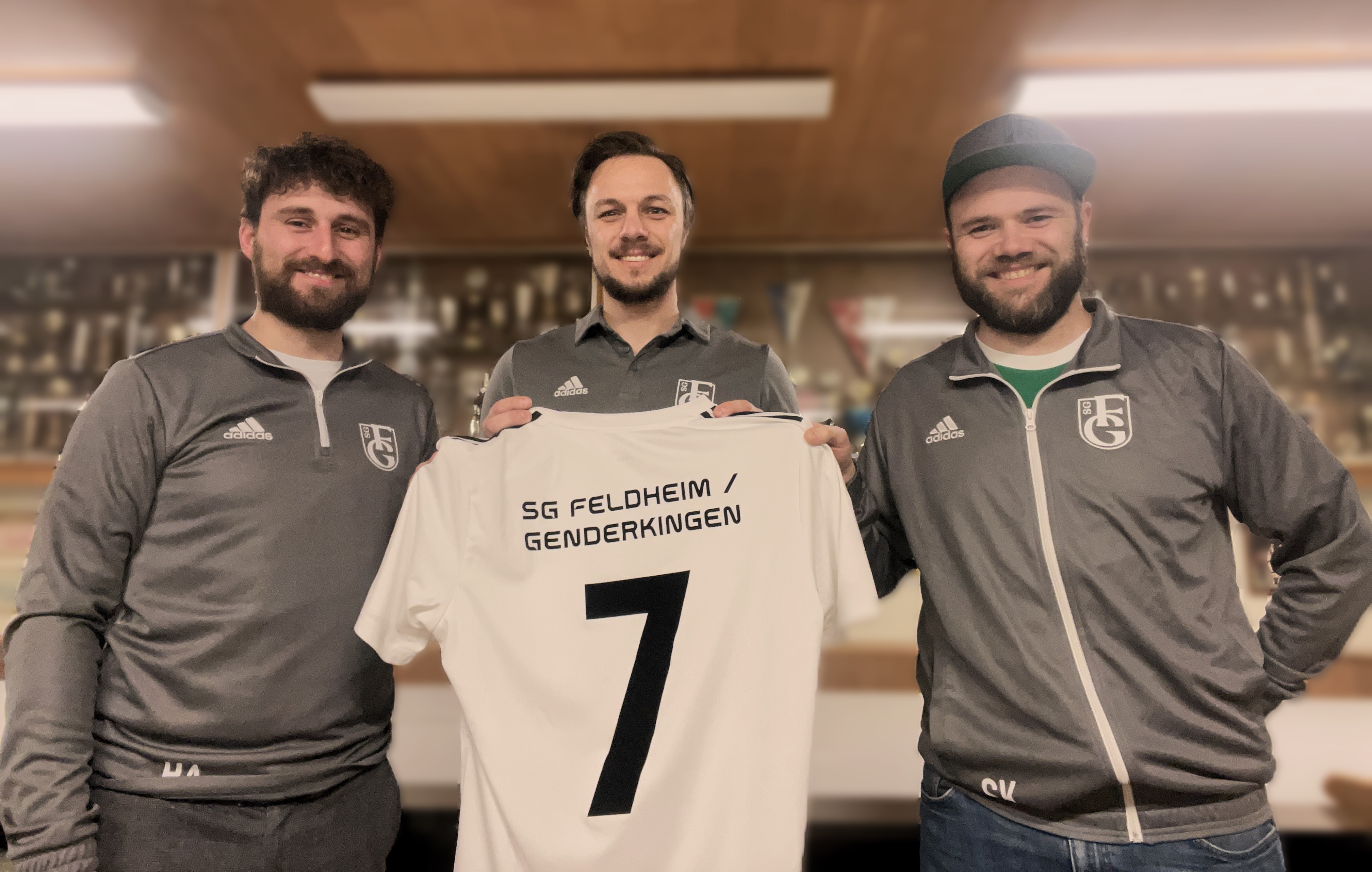 Alexander Häußler (SVF, links) und Sebastian Koch (SVG, rechts) präsentieren den neuen Trainer Markus Schiele.