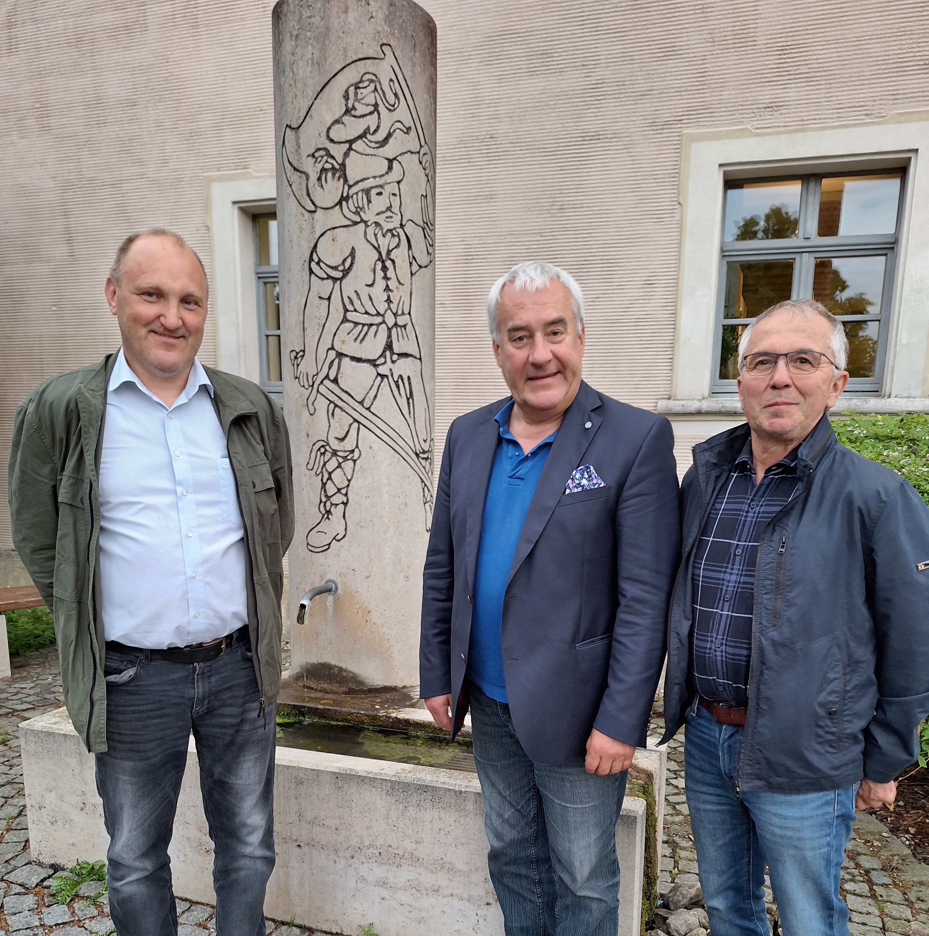 Am 27. Mai 2024 sagte Dr. Ludwig Spaenle, Staatsminister a.D. und Antisemitismusbeauftragter der Staatsregierung gegenüber Bürgermeister Herbert Weigel und dem Vorsitzenden der Rieser Kulturtage Gerhard Beck seine Schirmherrschaft mit Festrede für die Gedenkveranstaltung in Ostheim zu.