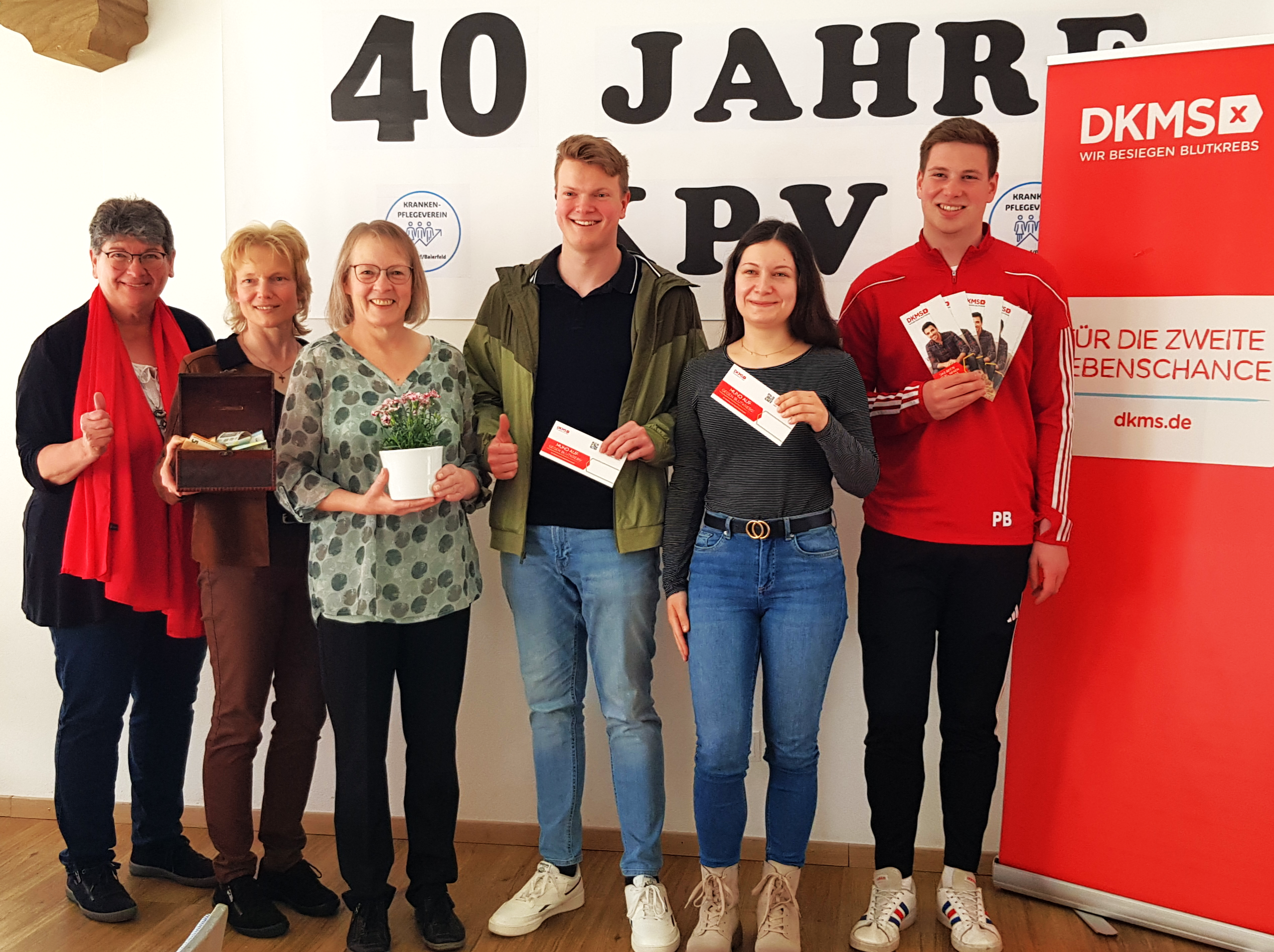 V.l.: Brigitte Lehenberger (ehrenamtliche Unterstützerin der DKMS Conor gGmbH); Gabriele Schwertberger und Angelika Rebele (2. und 1. Vorsitzende des Krankenpflegevereins Buchdorf-Baierfeld); Dominik Schwerberger und Elisabeth Schuster (ließen sich u. a. neu bei der DKMS aufnehmen); Philipp Behringer (einer von 396 Stammzellspendern aus dem Donau-Ries).