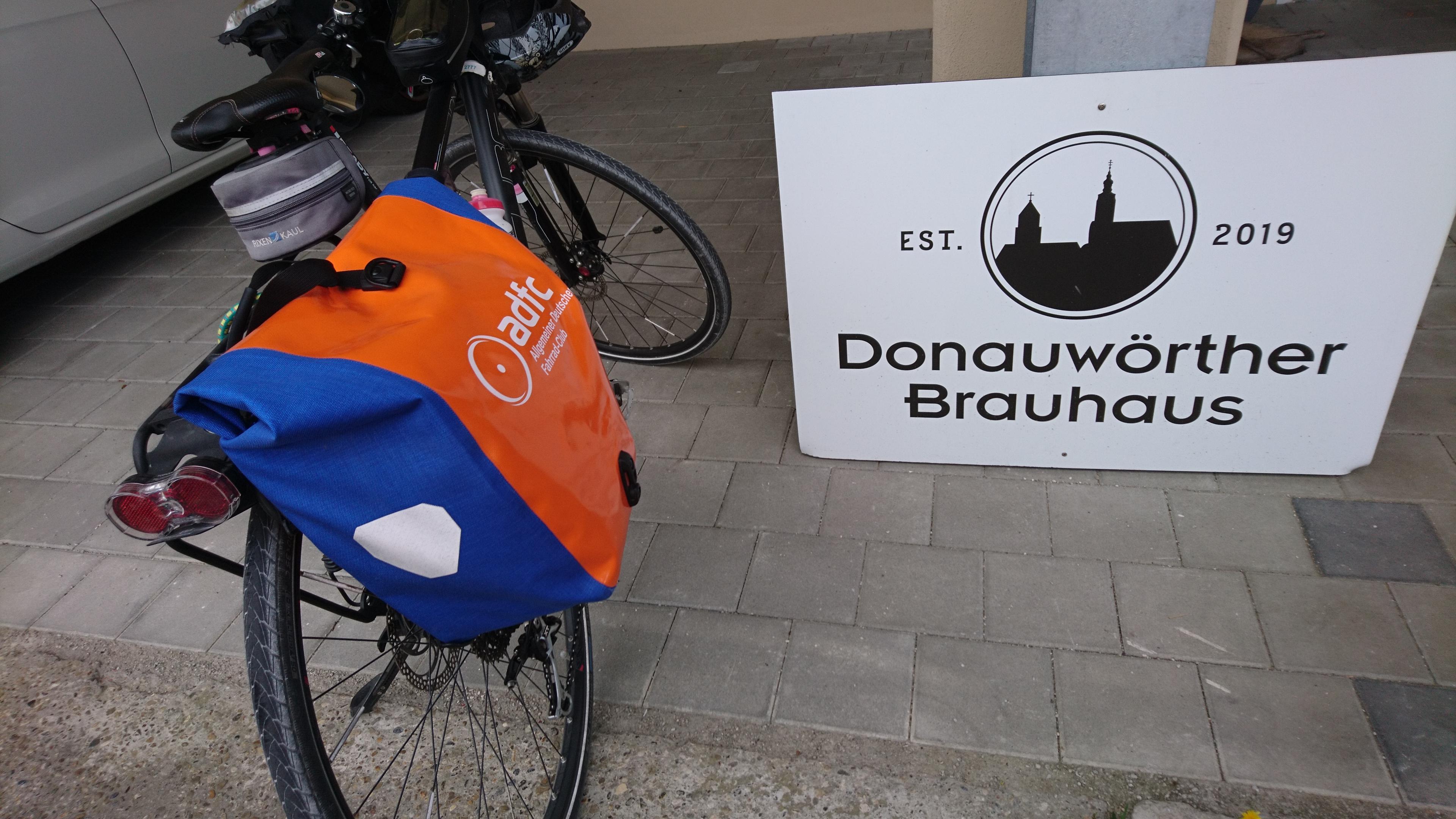 Hier sieht man ein Fahrrad beim Anradeln-Start vor dem Donauwörther Brauhaus.