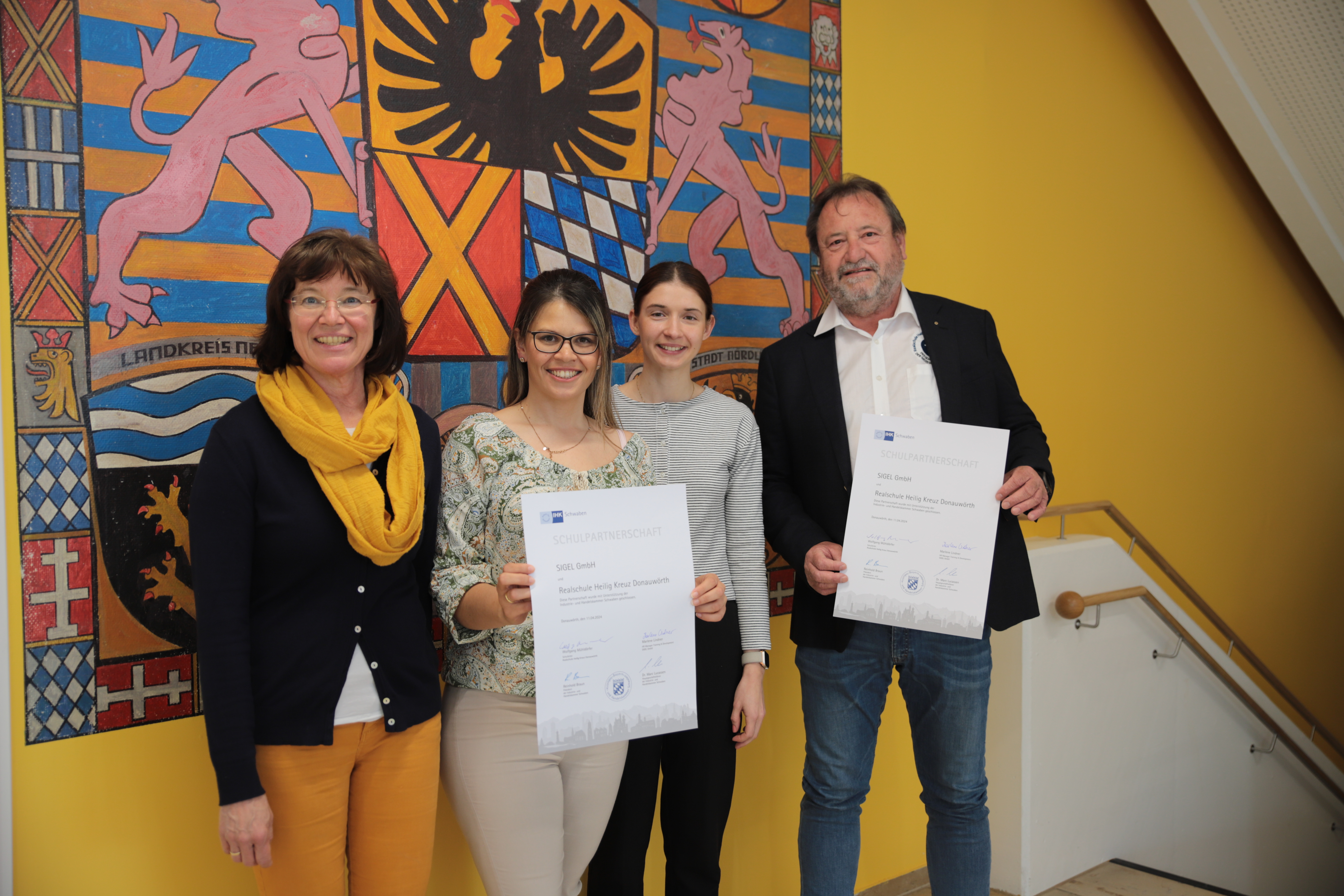 SIGEL schließt Schulpartnerschaft: (v.l.n.r.) Beratungslehrerin Andrea Hutzler, SIGEL HR Managerin Marlene Lindner, Julia Merkel von der IHK Augsburg und Wolfgang Mühldorfer, Schulleiter der Realschule Heilig Kreuz in Donauwörth, bei der Unterzeichnung der Urkunden zur Kooperation.