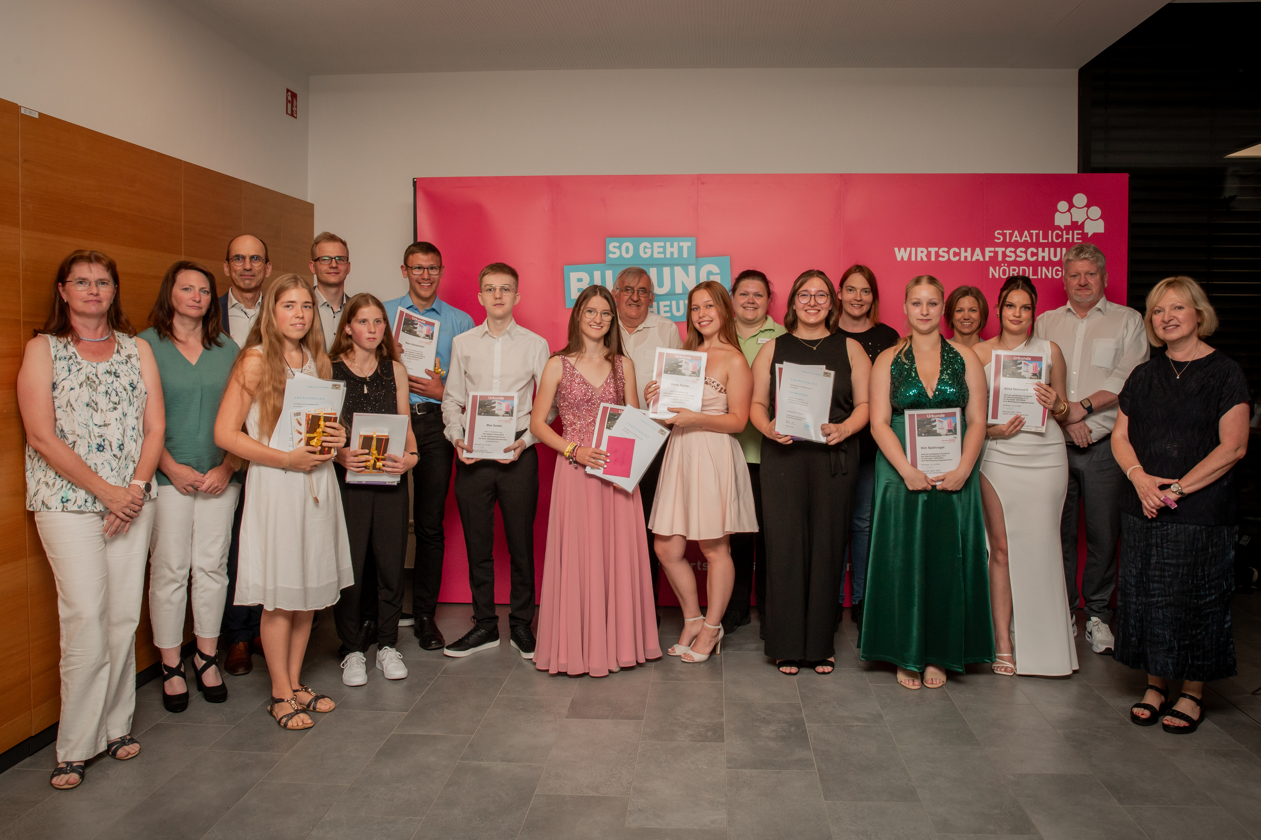 Die Preisträger, die Mitglieder des Elternbeirats, die Schulleitung, Felix Ulrich, Oberbürgermeister David Wittner, Herrn Feldmeier vom Förderverein.