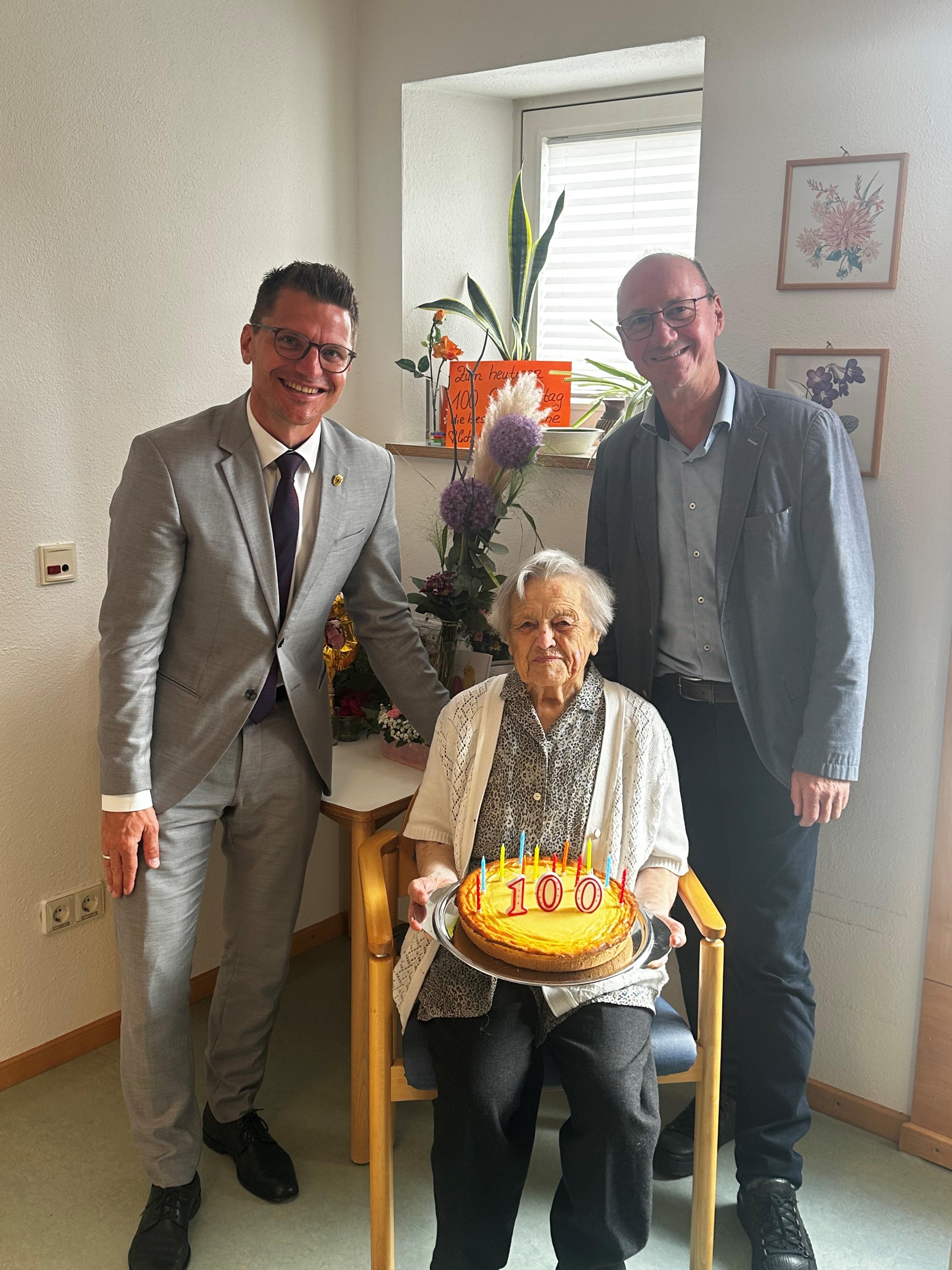 Nördlingens Oberbürgermeister David Wittner (links stehend) und stellvertretender Landrat Erwin Seiler (rechts stehend) gratulierten Anna Burger zum 100. Geburtstag.