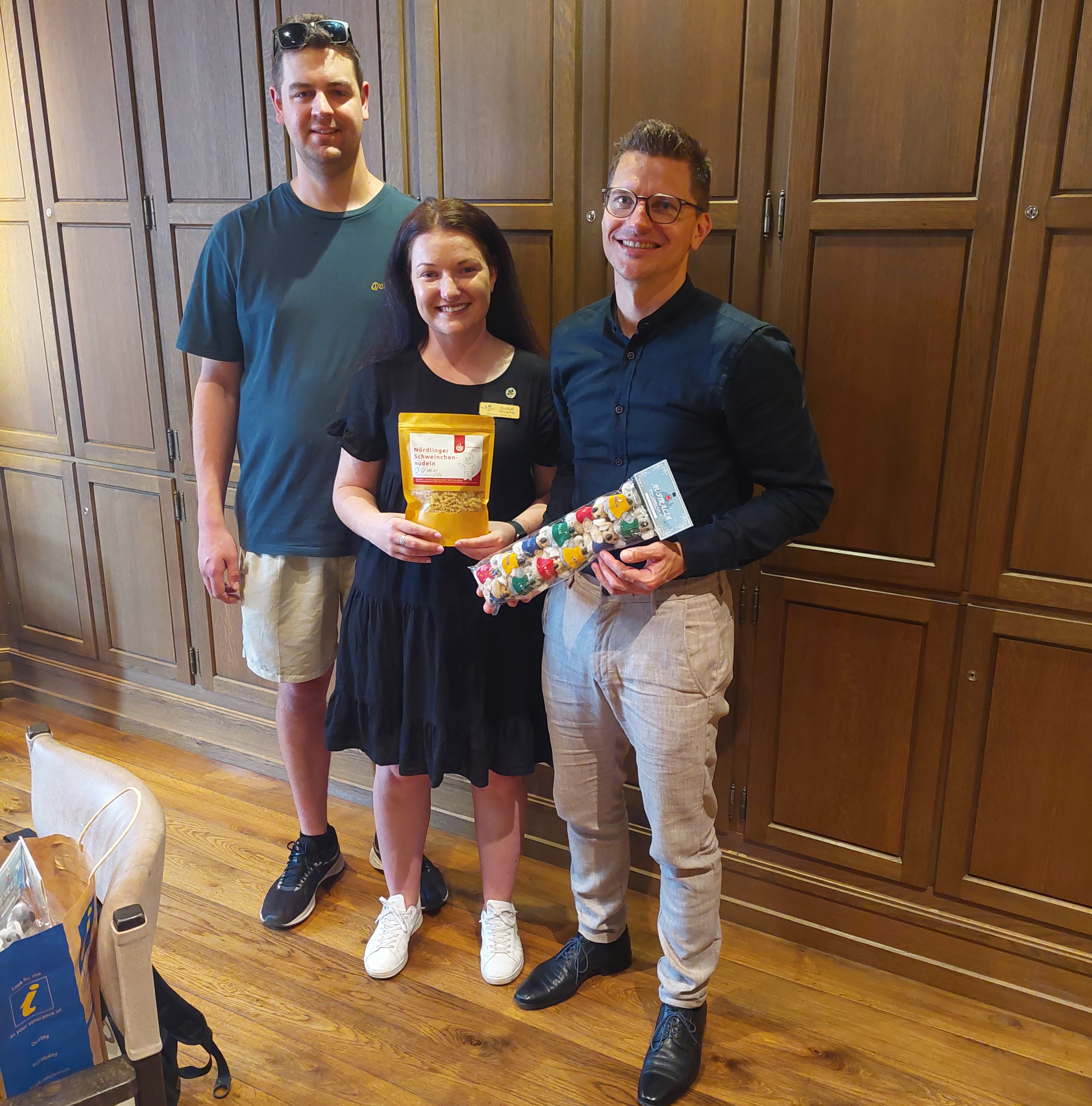 Miss Wagga Wagga 2022, Jessikah McCarthy, überreicht Oberbürgermeister David Wittner gemeinsam mit ihrem Freund Ryan Gastgeschenke aus der australischen Partnerstadt Wagga Wagga im Nördlinger Rathaus.