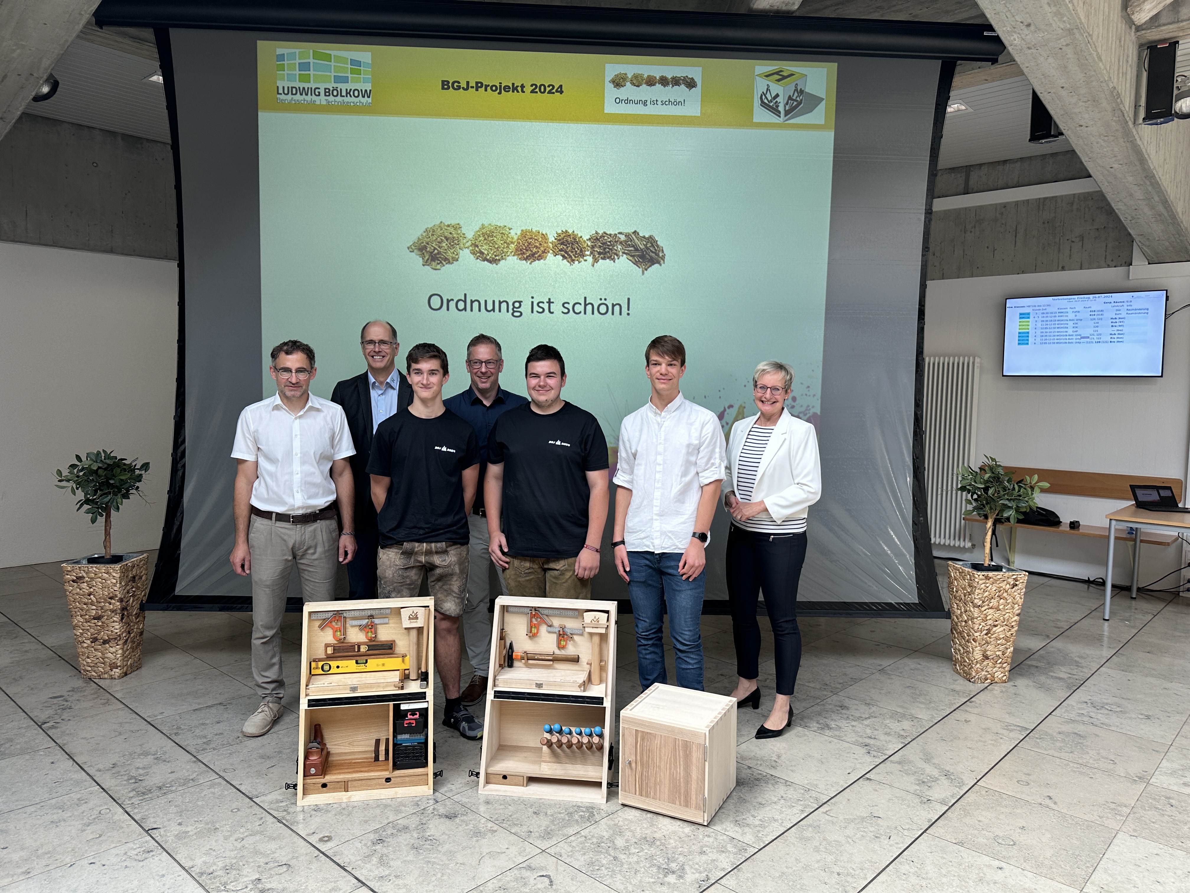 Mitwirkende des BGJ-Projekts und Preisträger (vorne von links): Christian Böck (Projektleiter), Erwin Gufler (Innungsobermeister), Jonah Angerer, Schwörsheim (1. Preis), Johannes Bronnhuber (Stellv. Schulleiter), Paul John, Fremdingen (1. Preis), Pit Seltzer, Fünfstetten (3. Preis) Stefanie Saam (Volksbanken Raiffeisenbanken im Landkreis Donau-Ries).