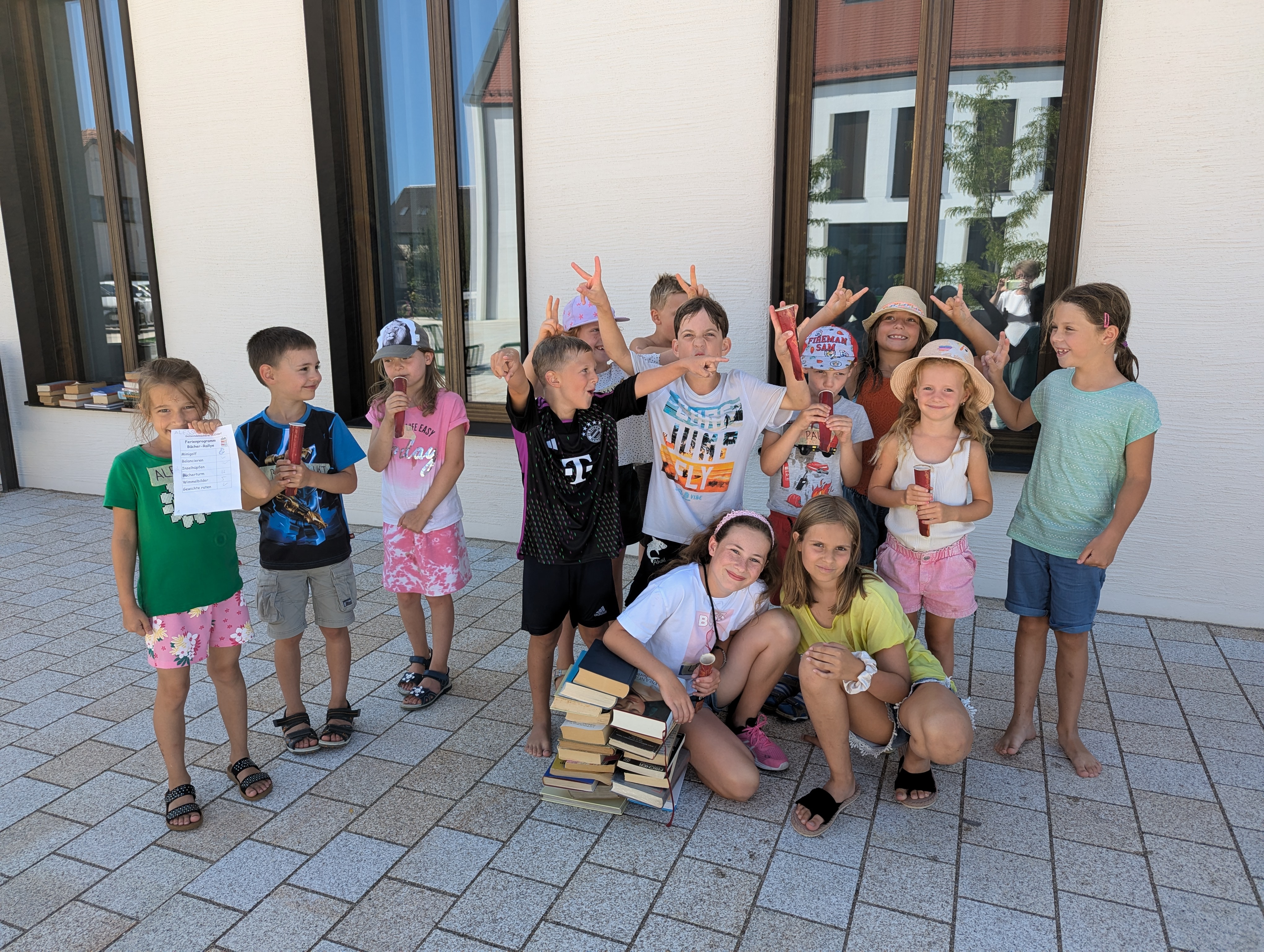 Die Kinder genießen ihr Eis.
