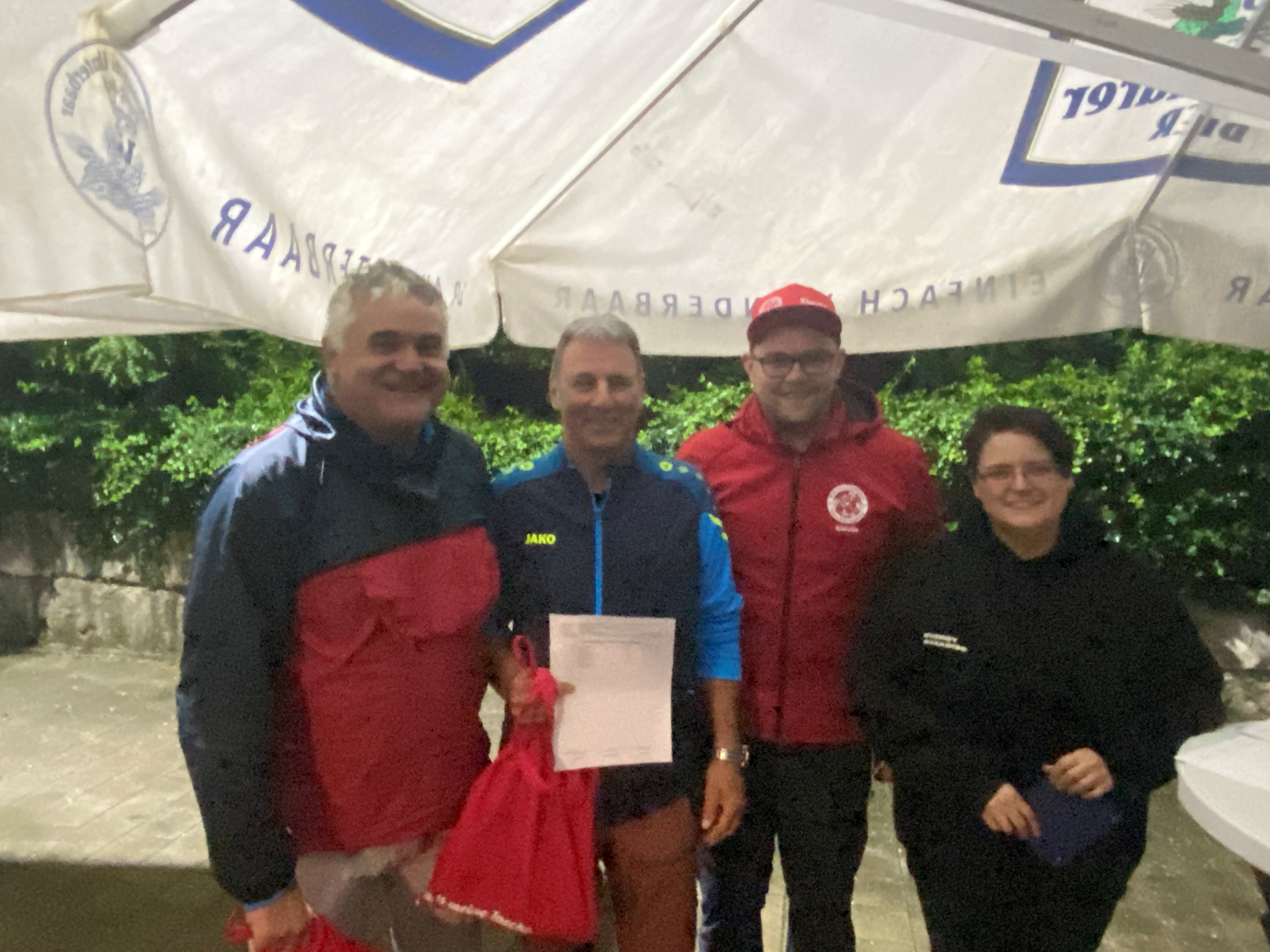 Das Sieger-Duo des VSC Donauwörth, Peter Stampfer und Leo Kempter mit 1. Vorstand Stefan Kleinle und Schiedsrichterin Johanna Schmid