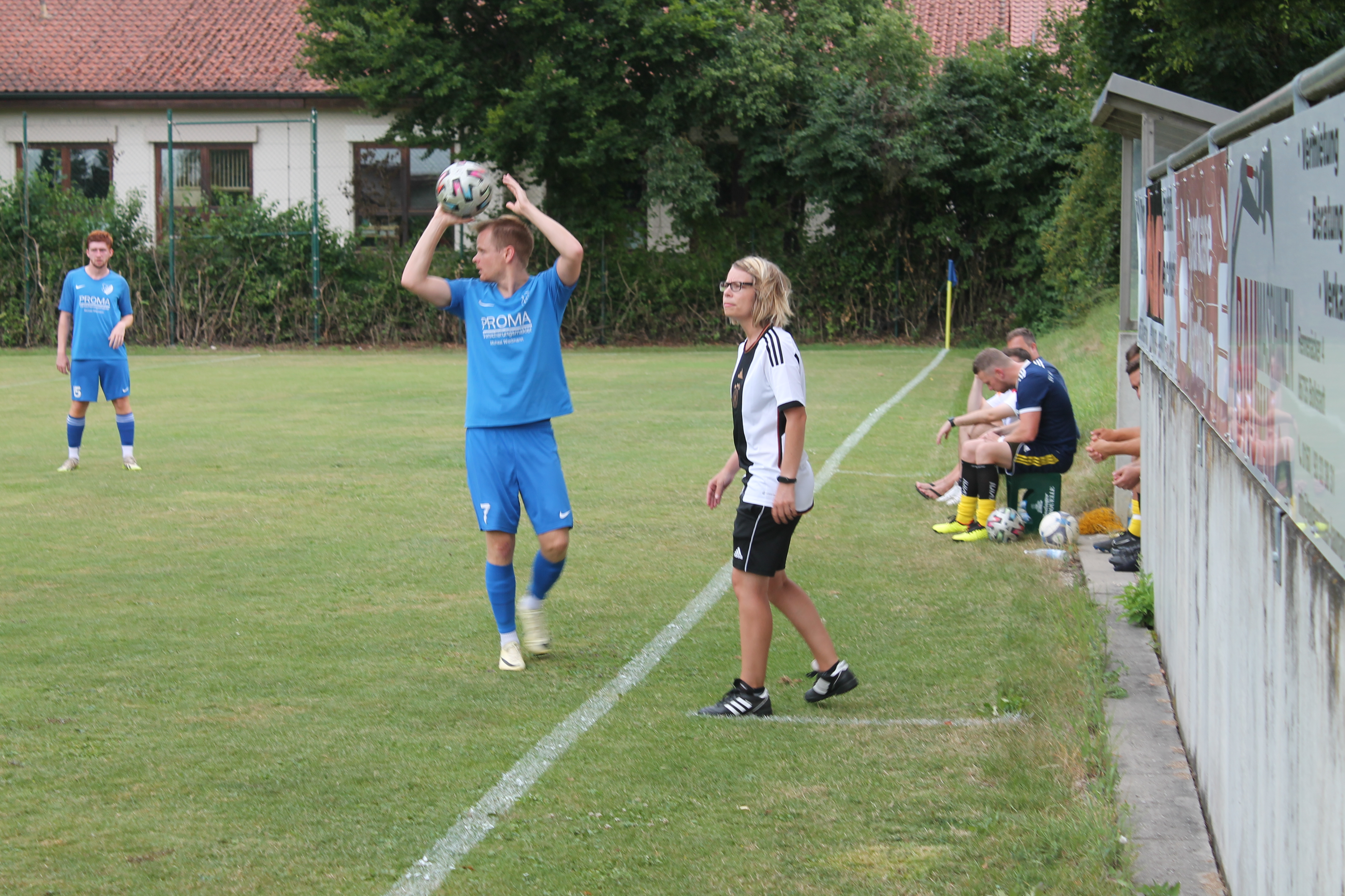 An der Seitenlinie ist Melanie Einberger in ihrem Element.