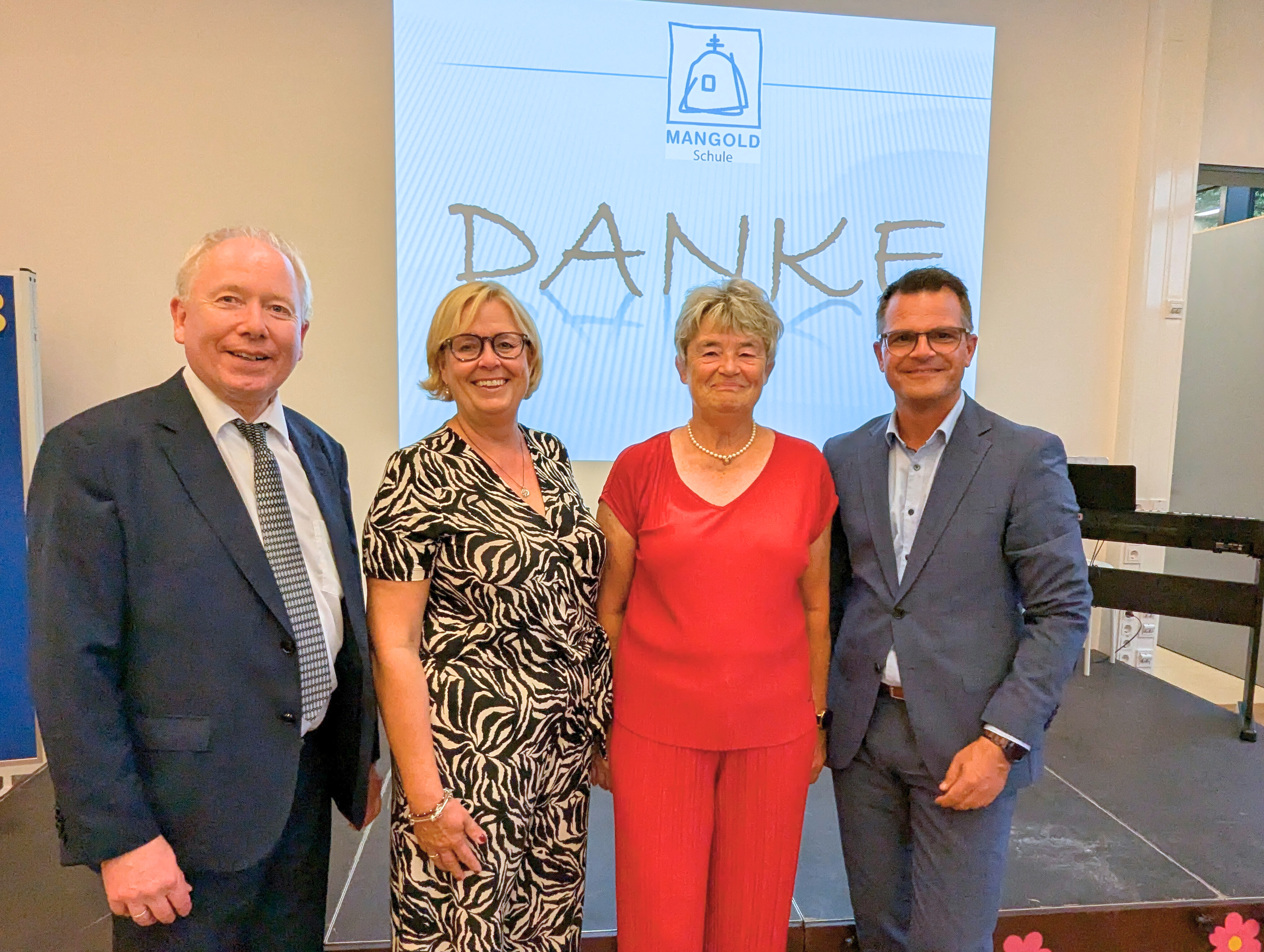 Schulamtsdirektor Michael Stocker, Schul- und Familienreferentin des Donauwörther Stadtrates Bärbel Stahl, Schulleiterin Sibylle Lutzkat und Oberbürgermeister Jürgen Sorré.