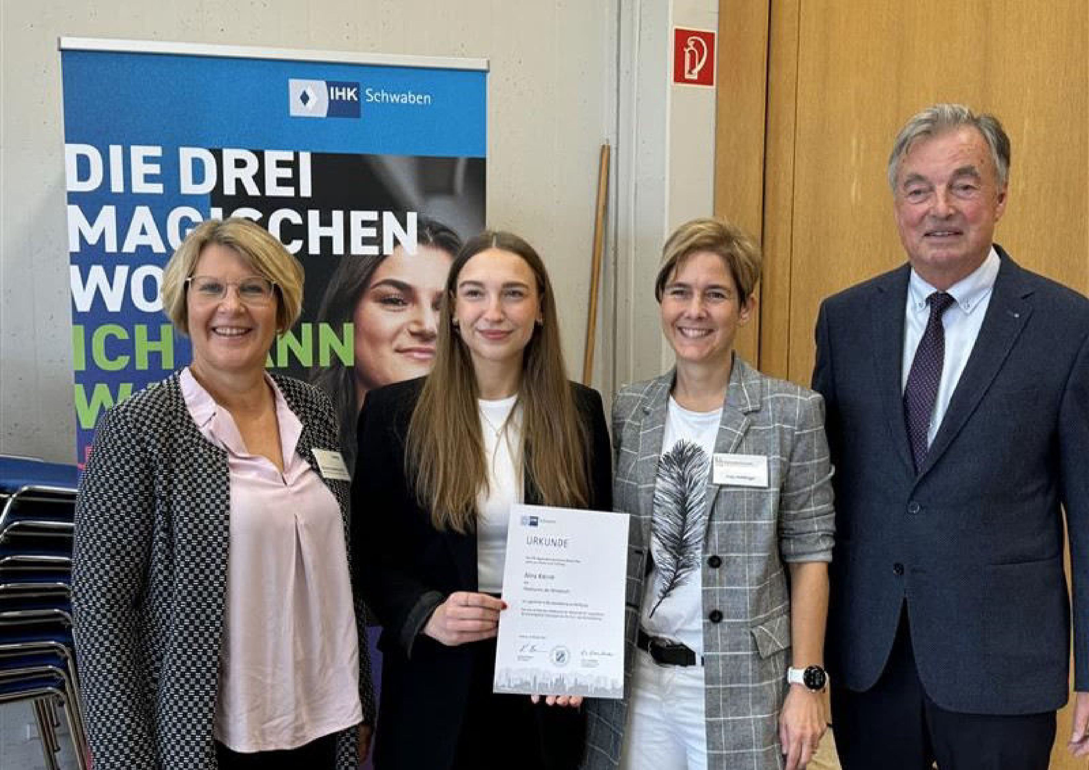 V.l.n.r.: Simone Heidenreich (Leitung Ausbildung &amp; Studium) , Alina Kleinle, Anja Heßling (Schulleitung FOS/BOS) und Franz Leinfelder