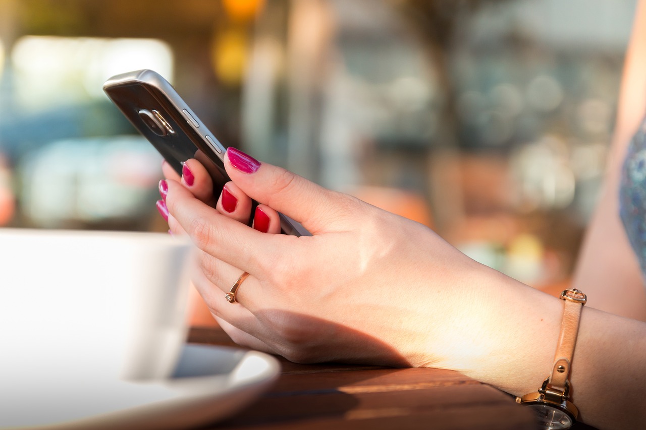Frauenhände an einem Smartphone