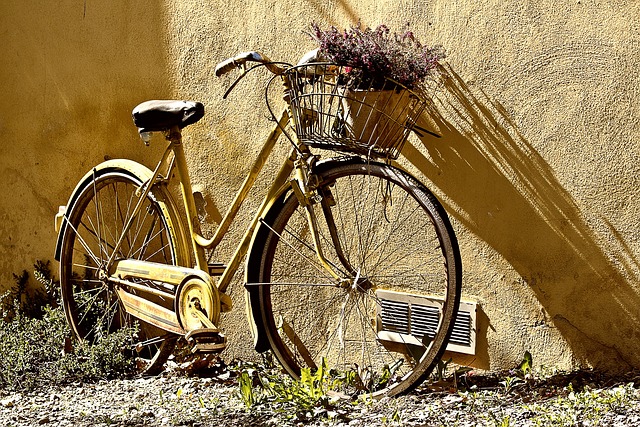 ein gelbes Fahrrad an der Wand gelehnt