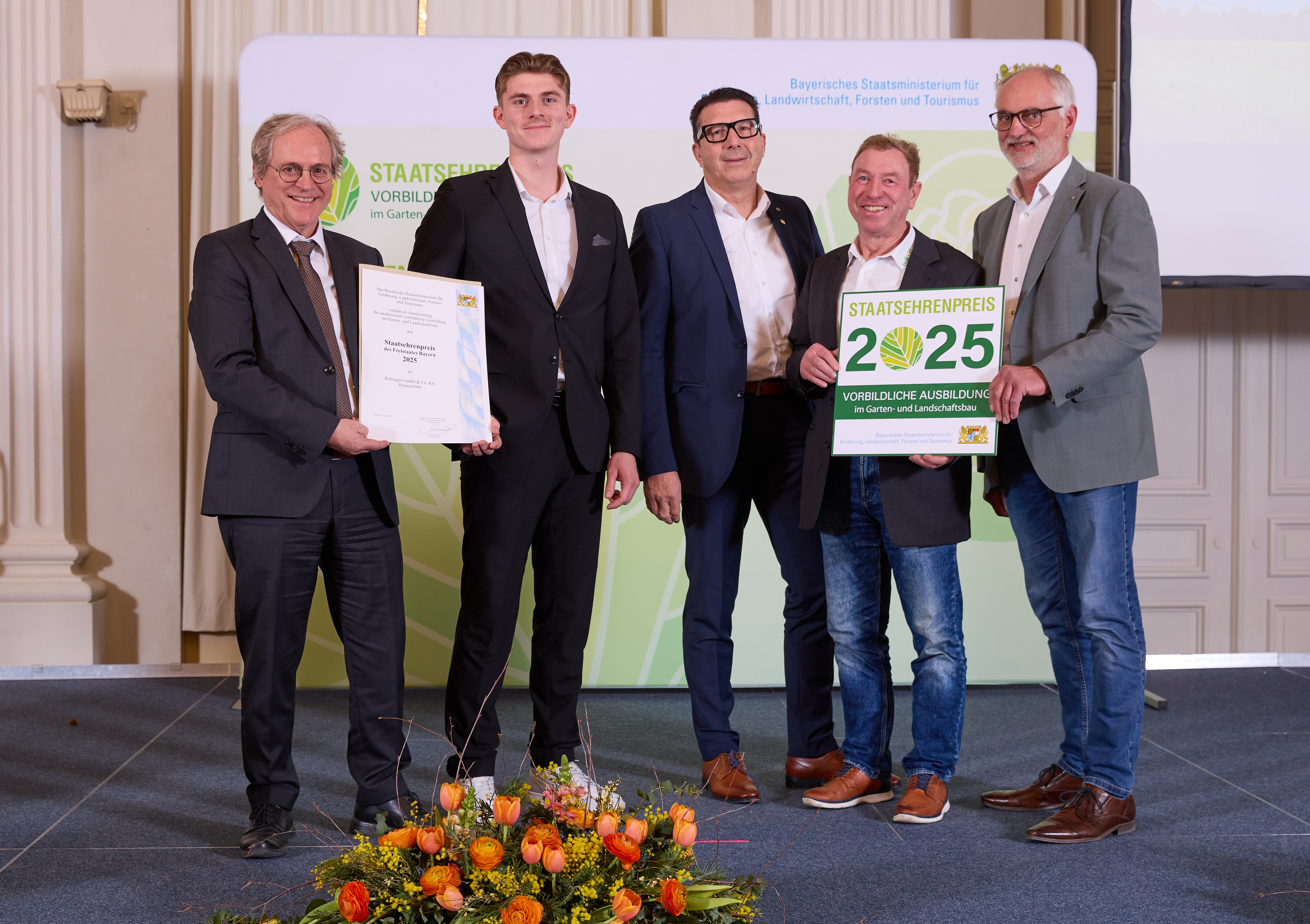 Auszeichnung der Firma Bullinger Gartengestaltung mit dem Staatsehrenpreis für vorbildliche Aus-bildung im Garten- und Landschaftsbau 2025. V.l.: Dr. Maximilian Wohlgschaft, Leiter der Abteilung Bildung und Beratung des bay-erischen Landwirtschaftsministeriums, Johannes Bullinger, Geschäftsführer Josef Bullinger, Ausbilder Karl Rembold sowie Dietmar Lindner, Präsident des VGL Bayern, bei der Preisverleihung.
