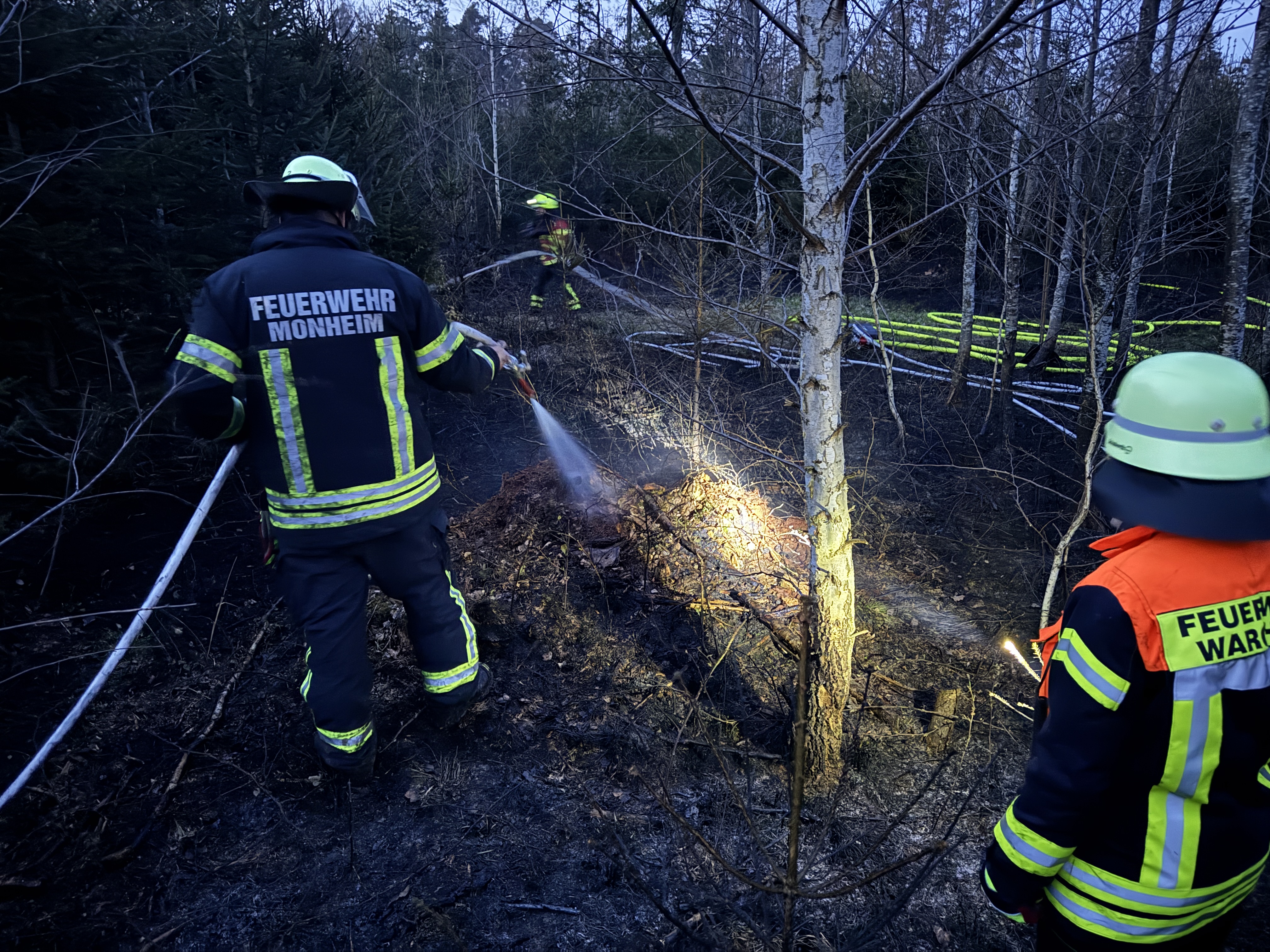 Mehrere Feuerwehren sind noch mit Nachlöscharbeiten beschäftigt.