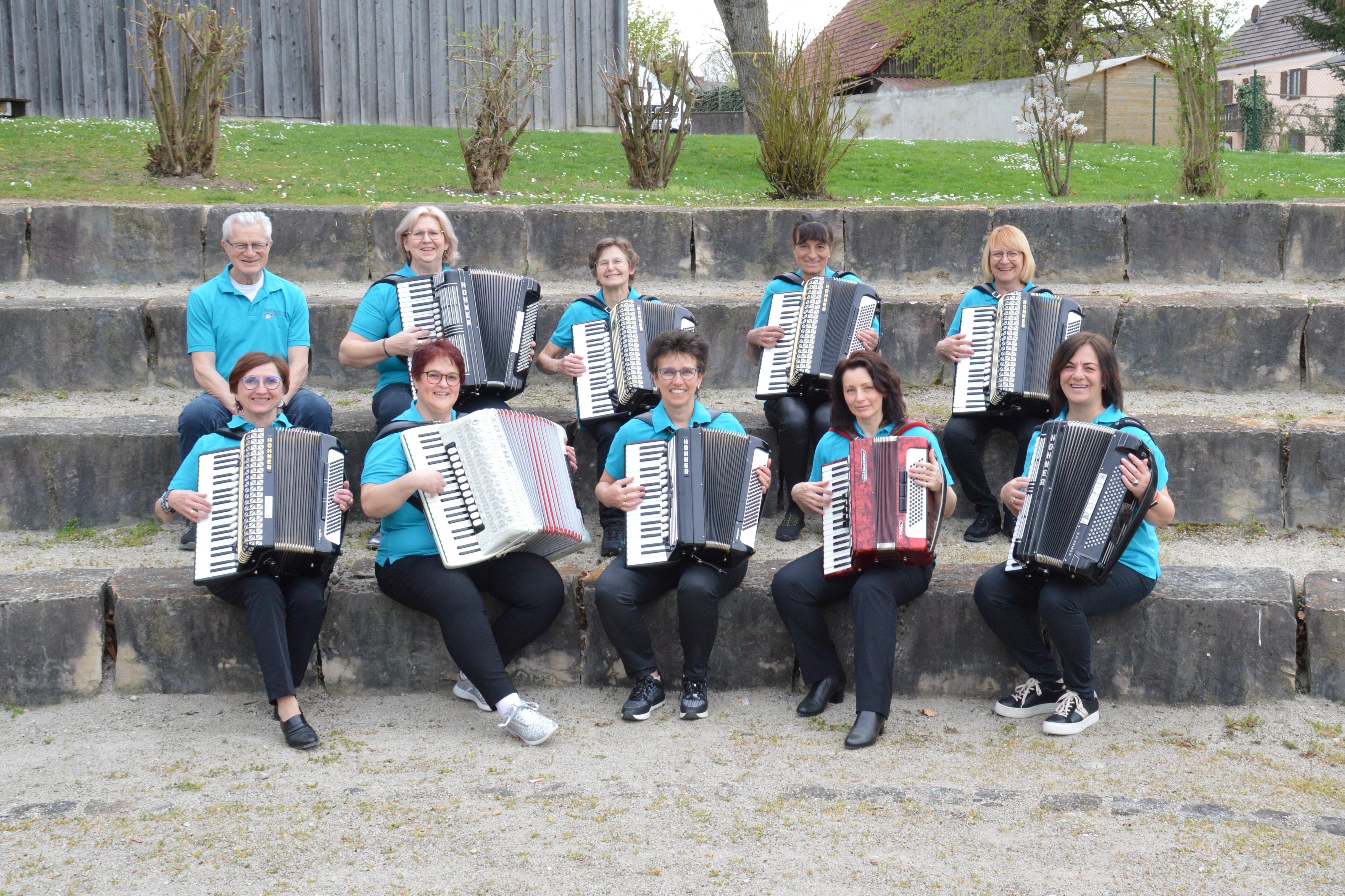 Mitgliederinnen und Mitglieder des Akkordeonorchesters Mertingen