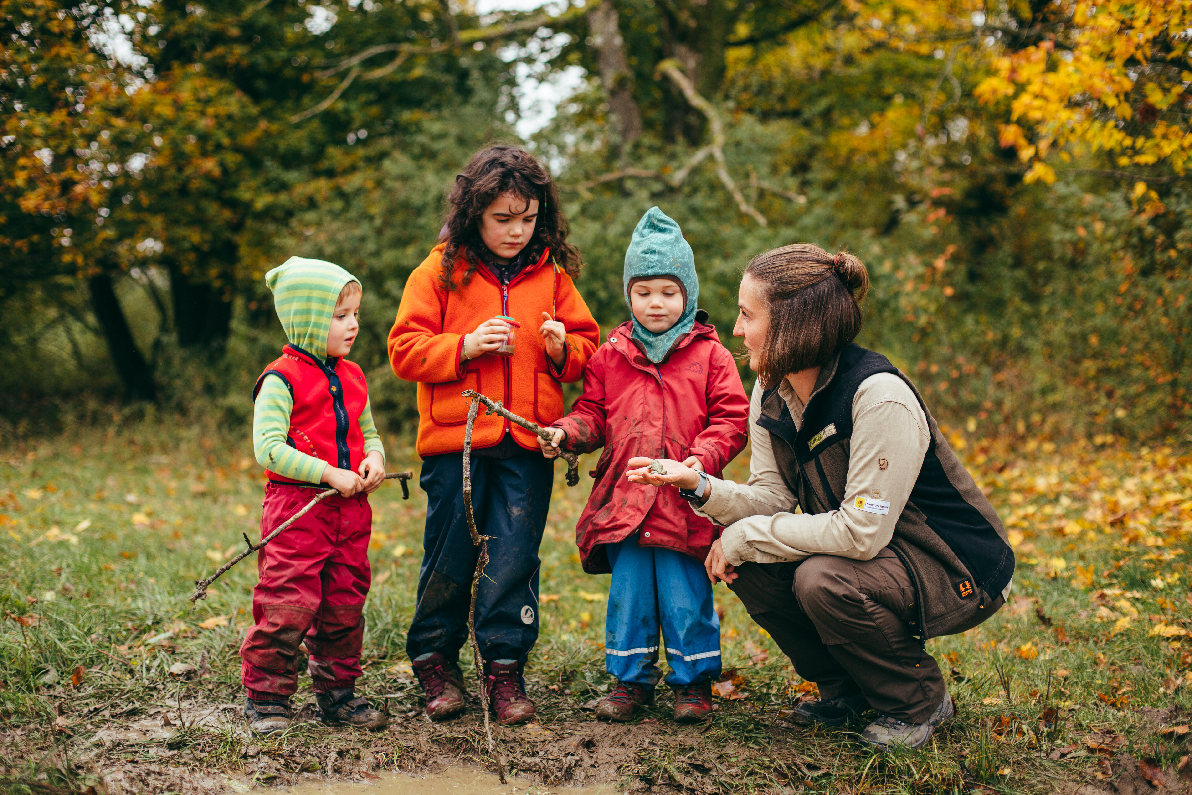 Rangerin mit Kindern