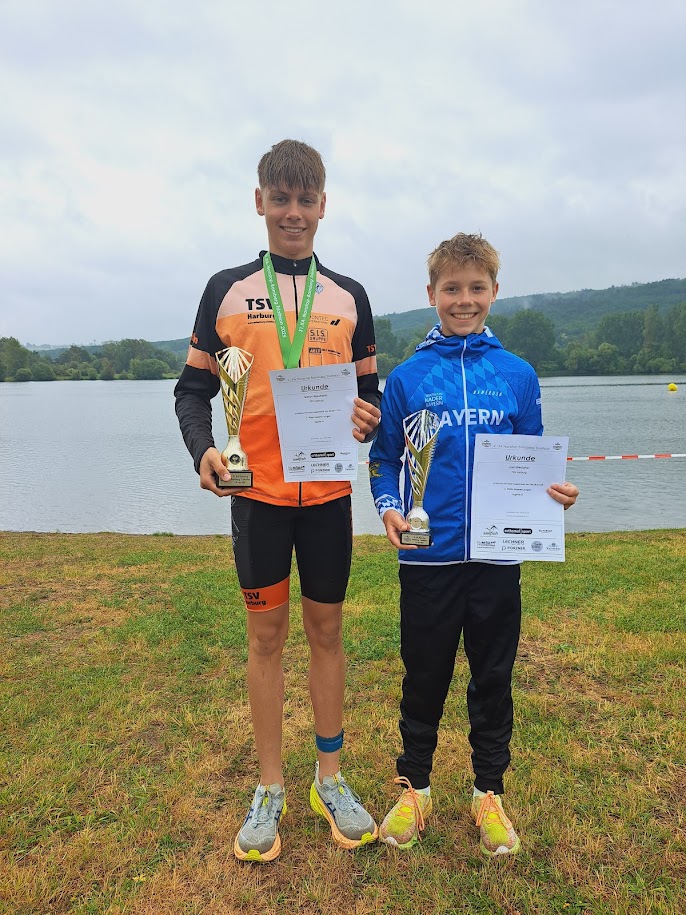 Das Bild zeigt links Simon Naschwitz und recht Joel Westphal. Beide sehr stolz mit Urkunde und Pokal.