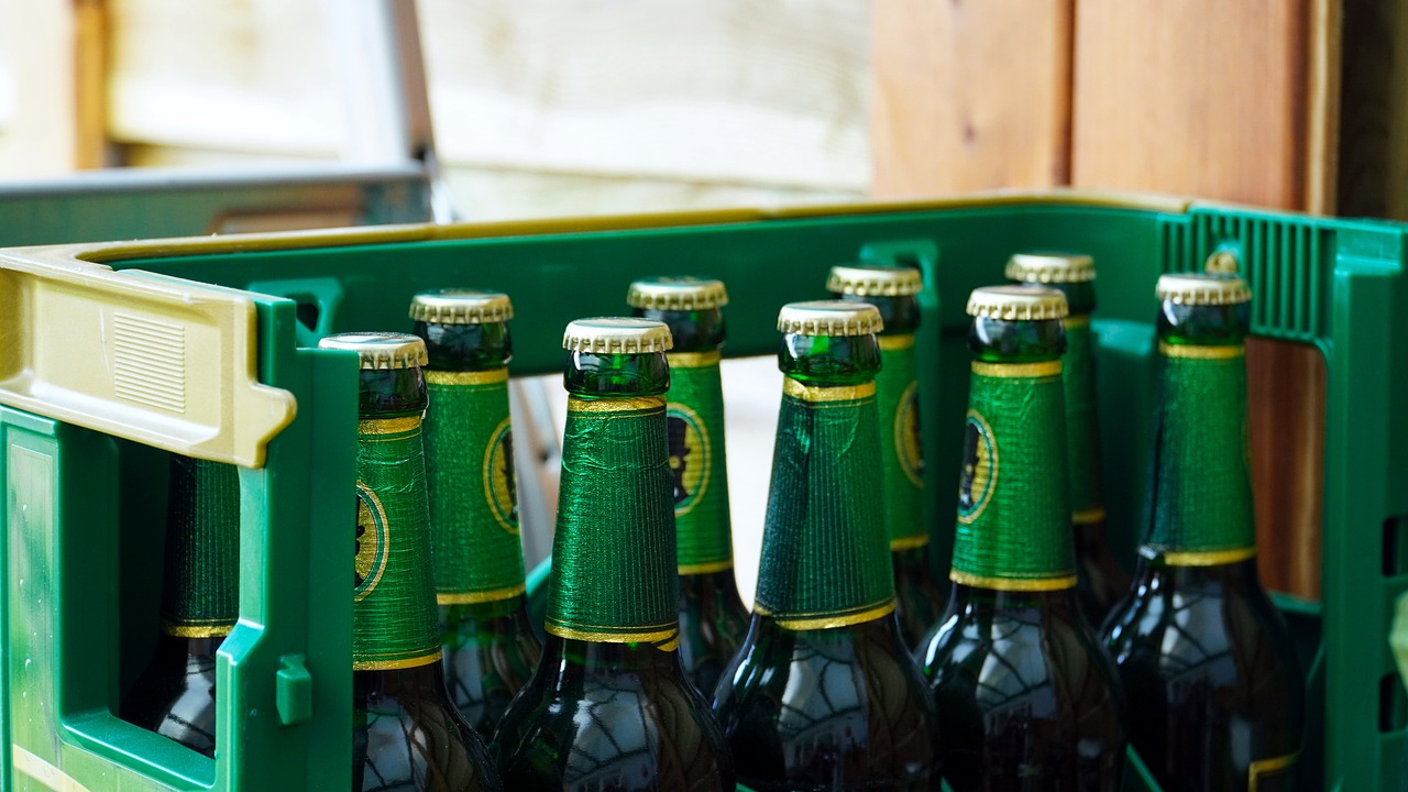 Bierflaschen in einem Bierkasten