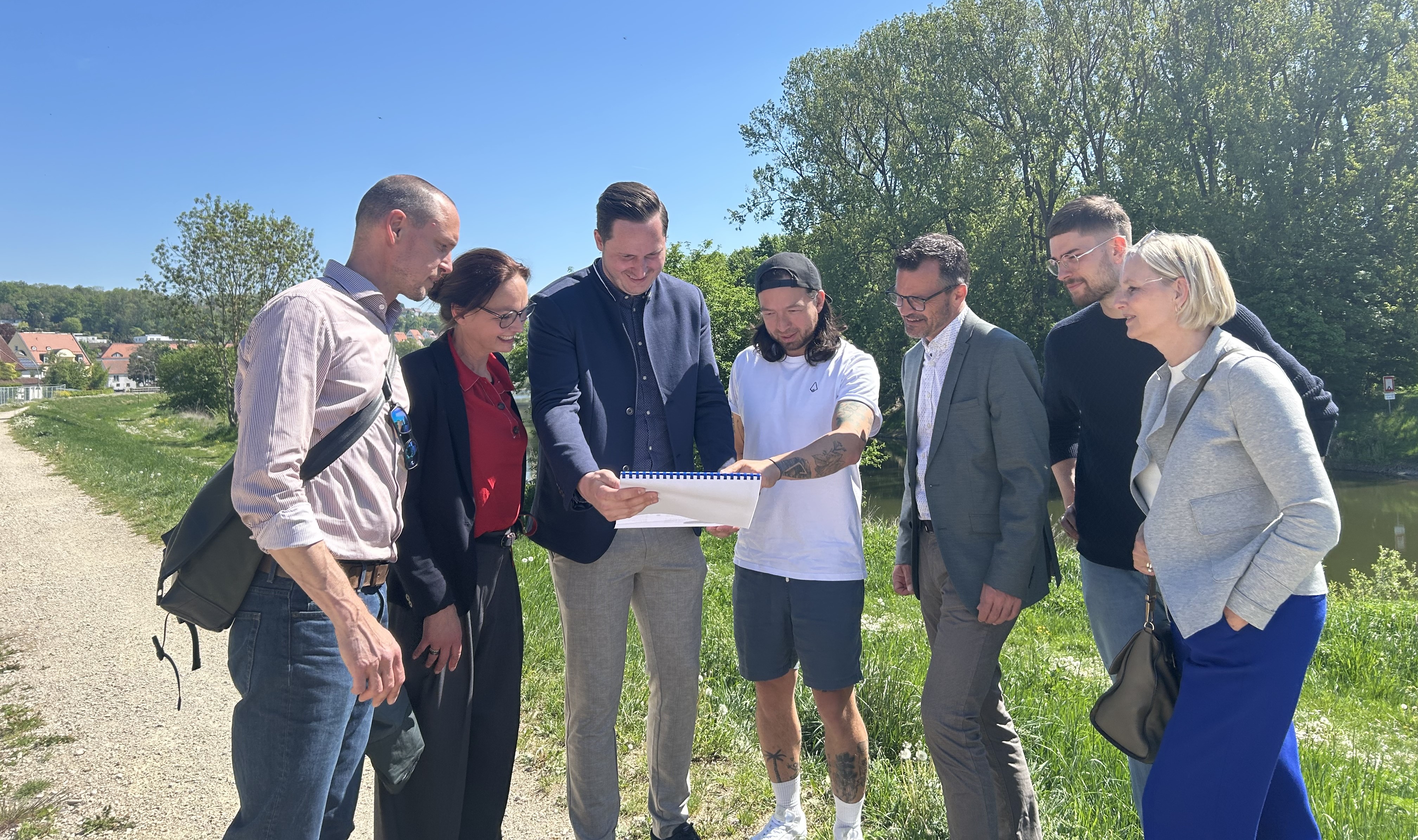 Das Bild zeigt von links: Sebastian Linden (spb se- schauch Bergermann Partner), Bettina Borgetto, Partri Wörle (biede Geschäftsführer LGS GmbH), Daniel Lindermann (DGLA Gornik Denke Landschaftsarchitektur), Oberbürgermeister Jürgen Sorré, Felix Brugger und Ulrike Hörl (beide Brugger Landschaftsarchitekten).